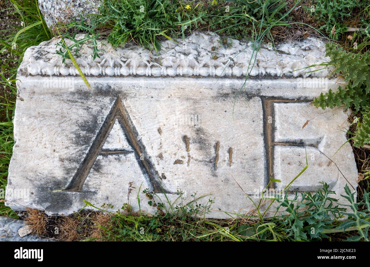 Ein Marmorblock, der mit den Buchstaben A und E in den Ruinen von Hierapolis geschnitzt wurde. Pamukkale, Türkiye. Stockfoto