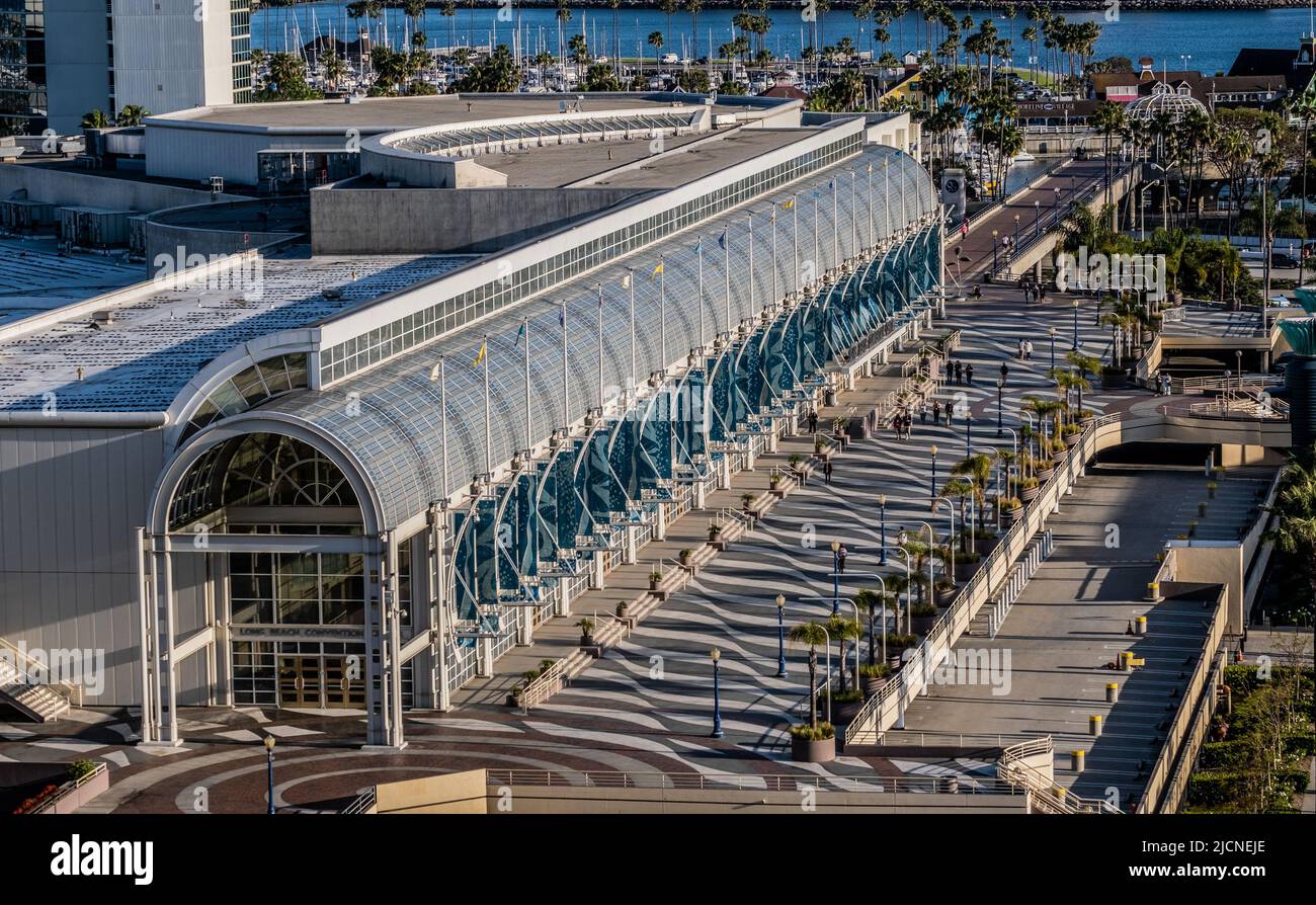 LONG BEACH, KALIFORNIEN - 21. April 2022: Long Beach ist bekannt für seine Attraktionen am Wasser, darunter die Queen Mary. Es werden mehrere Sportarten angeboten Stockfoto