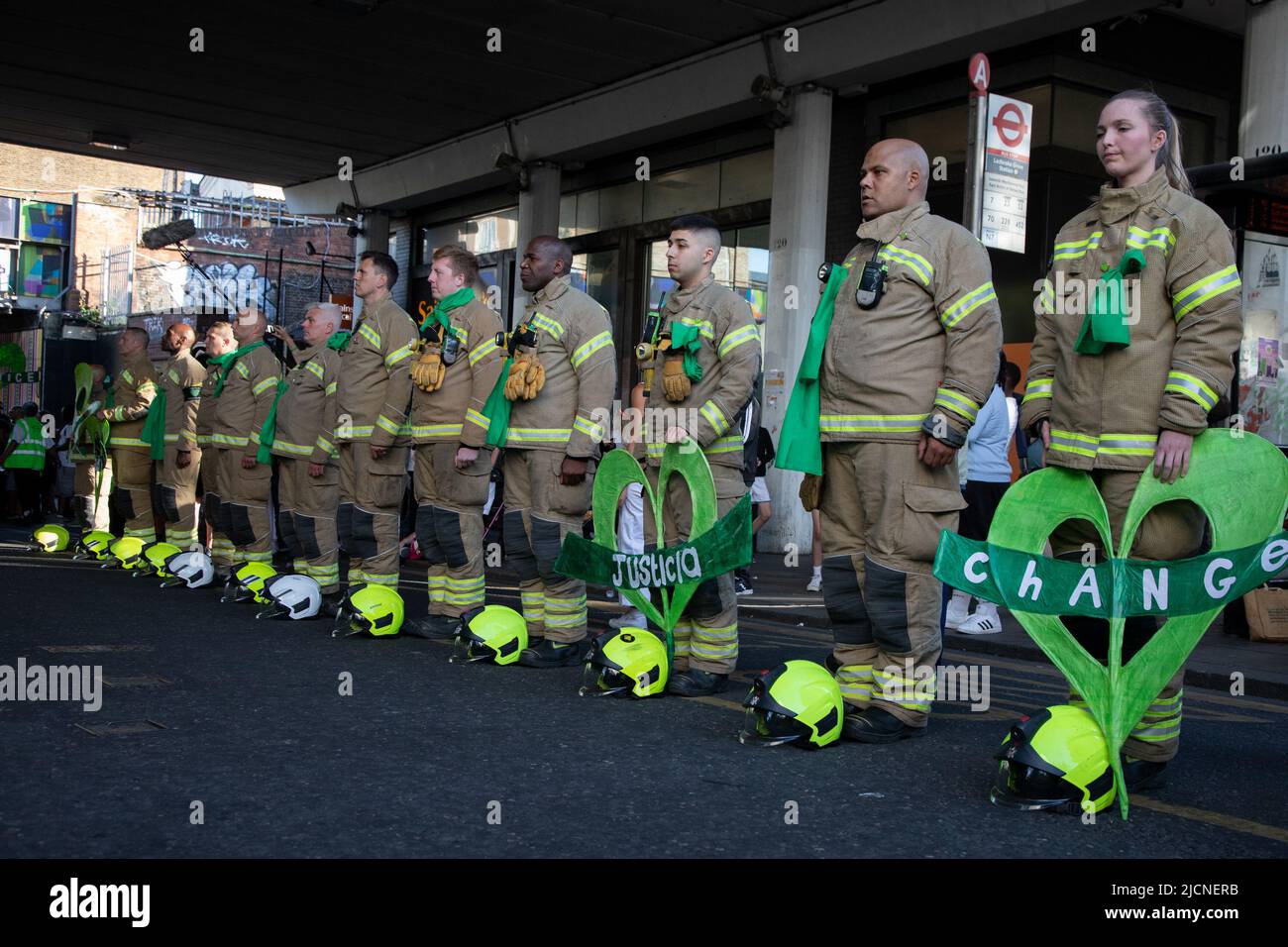 London, Großbritannien. 14.. Juni 2022. Überlebende und Unterstützer haben sich versammelt, um den 5.. Jahrestag der Grenfell-Katastrophe zu begehen und an die 72 Menschen zu erinnern, die ihr Leben verloren haben, als 2017 ein Feuer auf dem Wohnblock in West-London ausbrach. Quelle: Kiki Streitberger/Alamy Live News Stockfoto