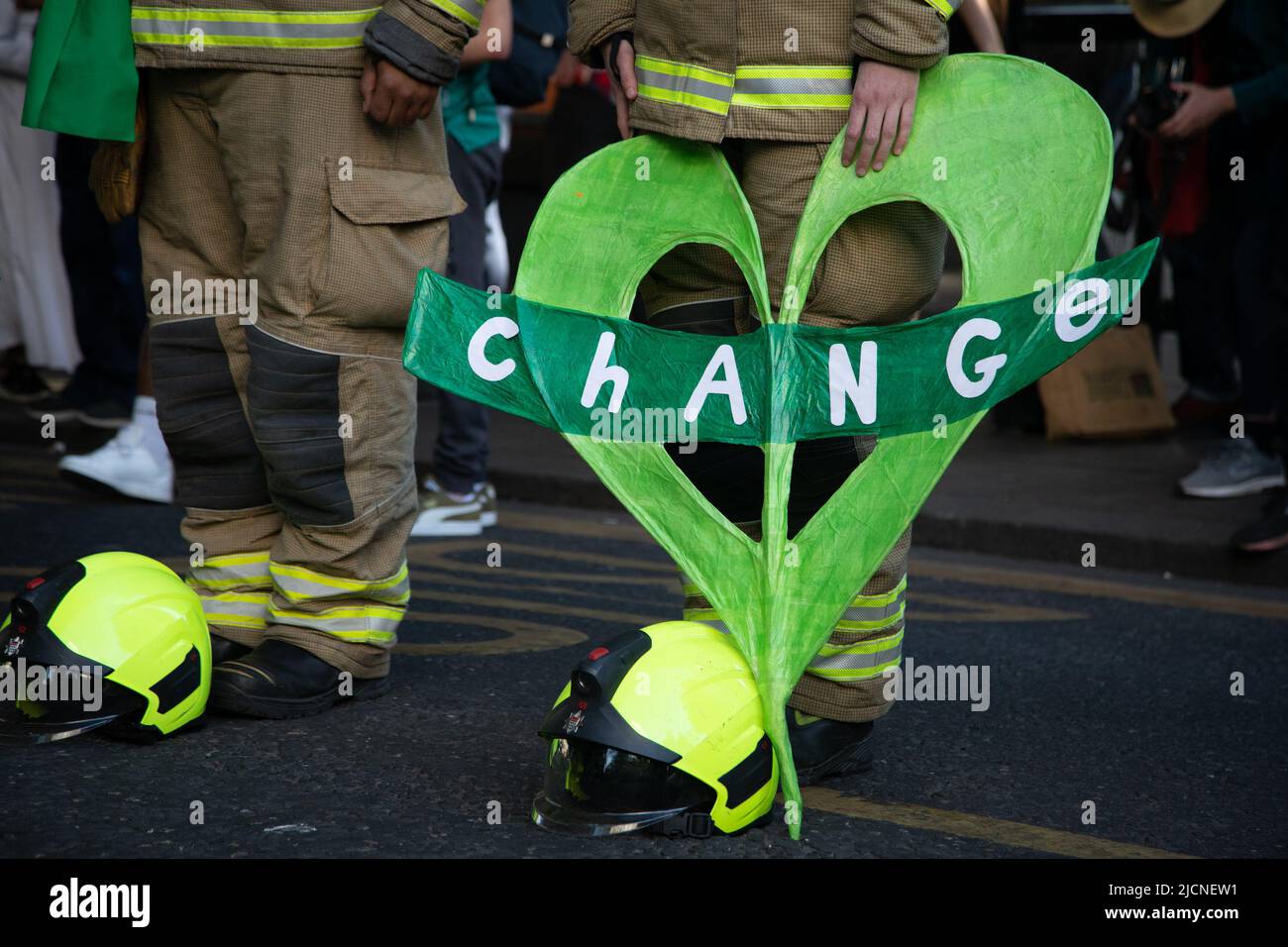 London, Großbritannien. 14.. Juni 2022. Überlebende und Unterstützer haben sich versammelt, um den 5.. Jahrestag der Grenfell-Katastrophe zu begehen und an die 72 Menschen zu erinnern, die ihr Leben verloren haben, als 2017 ein Feuer auf dem Wohnblock in West-London ausbrach. Quelle: Kiki Streitberger/Alamy Live News Stockfoto