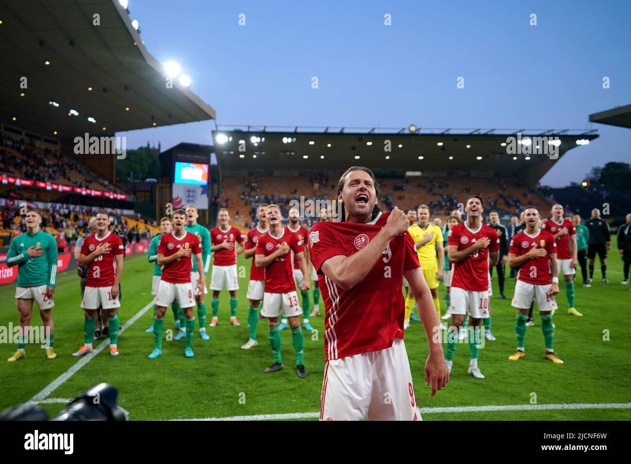 Der ungarische Adam Szalai (Mitte) feiert mit seinen Teamkollegen am Ende des Spiels der UEFA Nations League im Molineux-Stadion in Wolverhampton. Bilddatum: Dienstag, 14. Juni 2022. Stockfoto