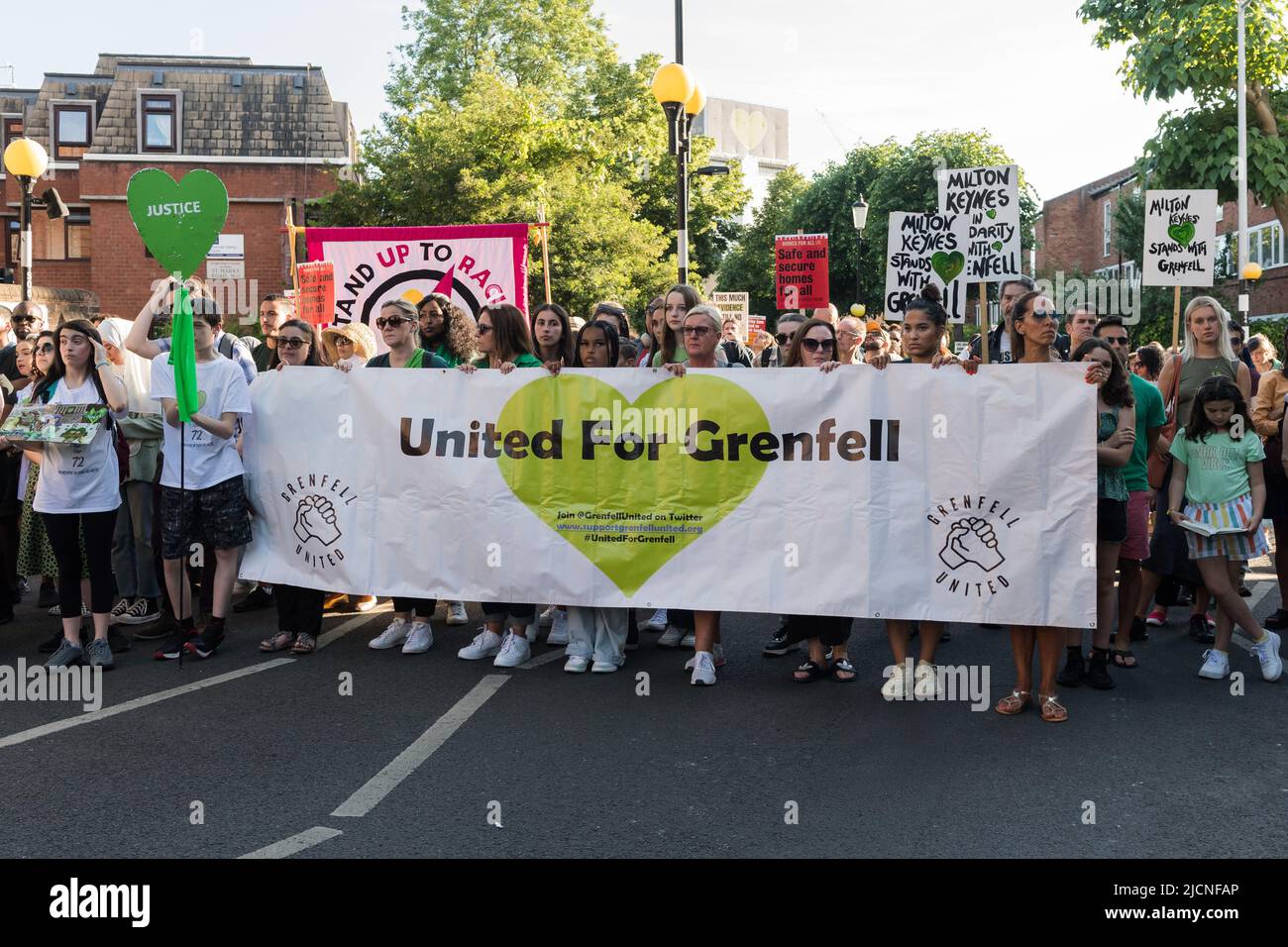 London, Großbritannien. 14.. Juni 2022. Überlebende, trauerkrannte Familien, Mitglieder der Öffentlichkeit und Gemeindeführer marschieren von der Notting Hill Methodist Church durch die Straßen von North Kensington, um an die 72 Opfer des Brands am Grenfell Tower am fünften Jahrestag der Tragödie zu erinnern. Quelle: Wiktor Szymanowicz/Alamy Live News Stockfoto