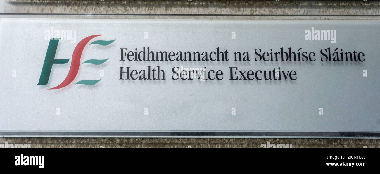 Beschilderung für den Health Service Executive, HSE, in einem seiner Büros in Dublin, Irland. Stockfoto