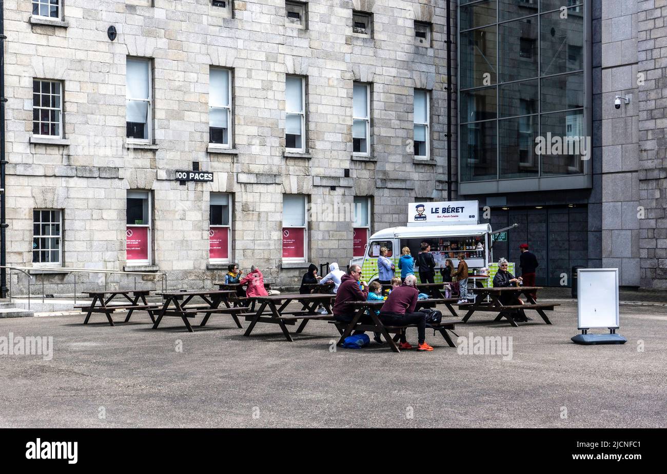 Leute essen in Collins Barracks, Dublin, Irland. Stockfoto