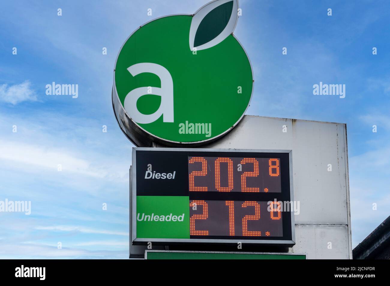 Preise für Diesel und bleifreies Benzin werden auf einer Applegroen Service Station in Inchicore, Dublin, Irland, angezeigt. 13/06/2022 Stockfoto