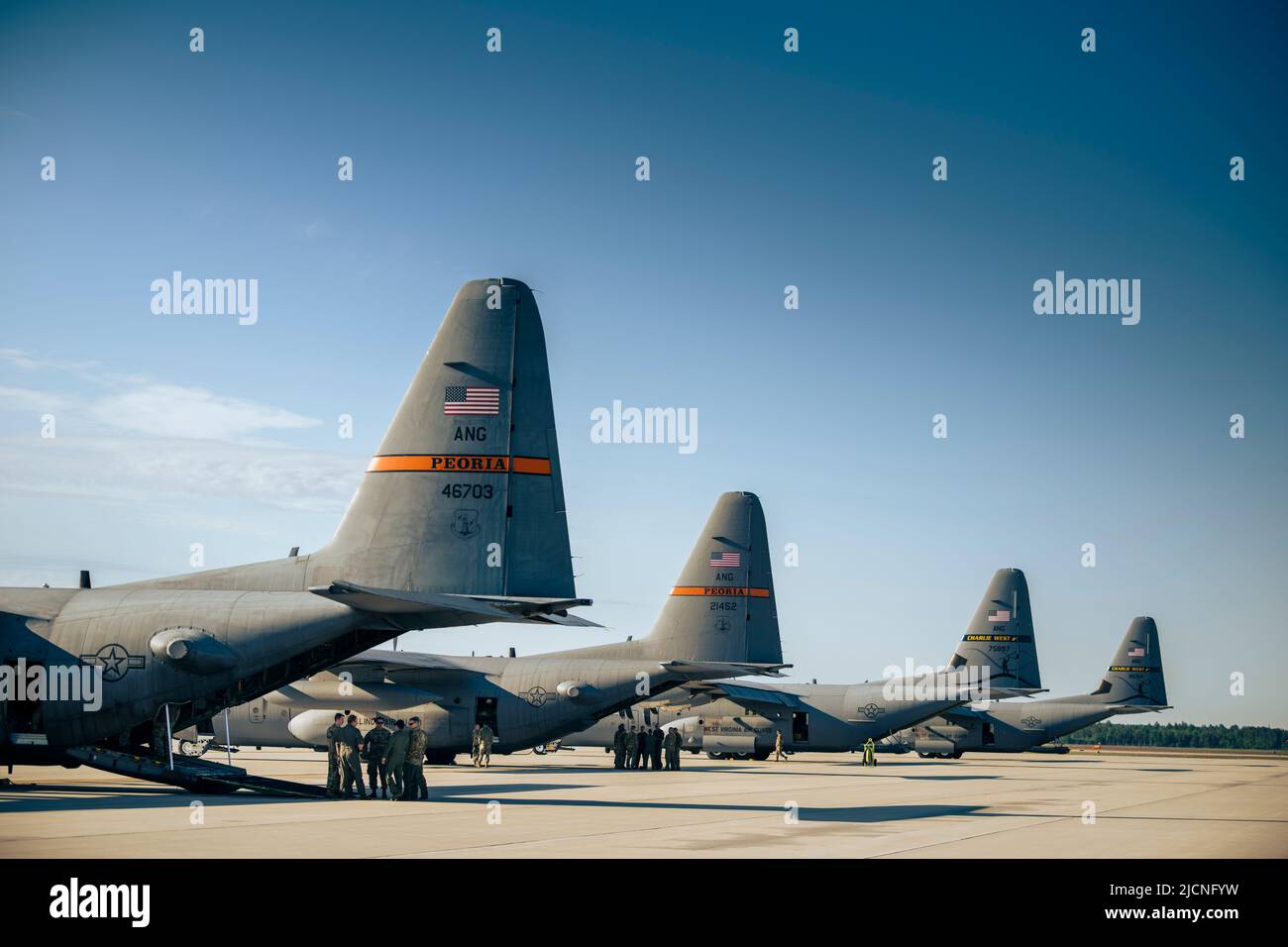 US Air Force Airmen halten während der Agile Rage 22 im Alpena Combat Readiness Training Center in Alpena, Michigan, am 9. Juni 2022 einen Einsatzbericht hinter einem C-130H Hercules-Flugzeug der 169. Airlift Squadron, Peoria Air National Guard Base, Peoria, Illinois, ab. Agile Rage 22 ist eine von der Nationalgarde geleitete Übung, die realistische Trainingsmöglichkeiten bietet und aktuelle und zukünftige Kampfumgebungen nachahmt, die von der Nationalen Verteidigungsstrategie diktiert werden. (USA Foto der Air National Guard von Meister Sgt. Scott Thompson) Stockfoto