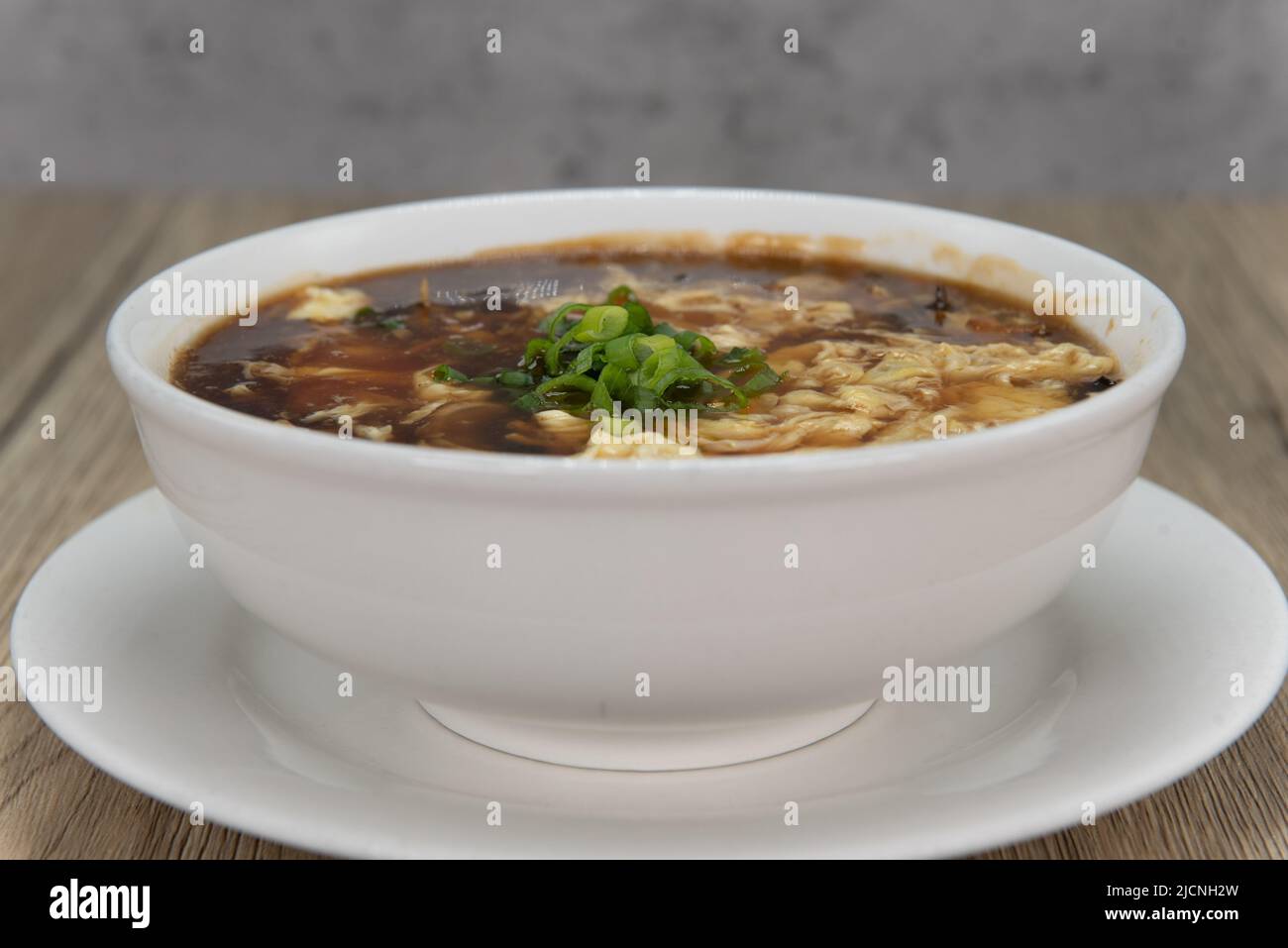 Würzige und großzügige Schüssel mit saurer und heißer Suppe für ein herzhaftes chinesisches Essen. Stockfoto
