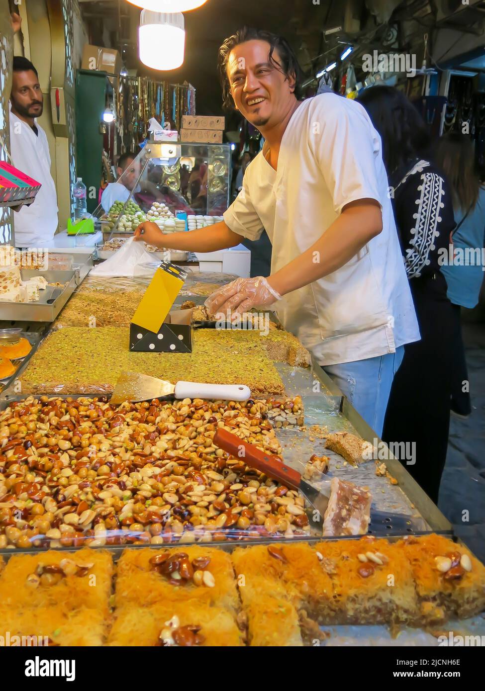 Süßwaren-/Süßwarenhändler, der Süßigkeiten in der Medina verkauft Stockfoto