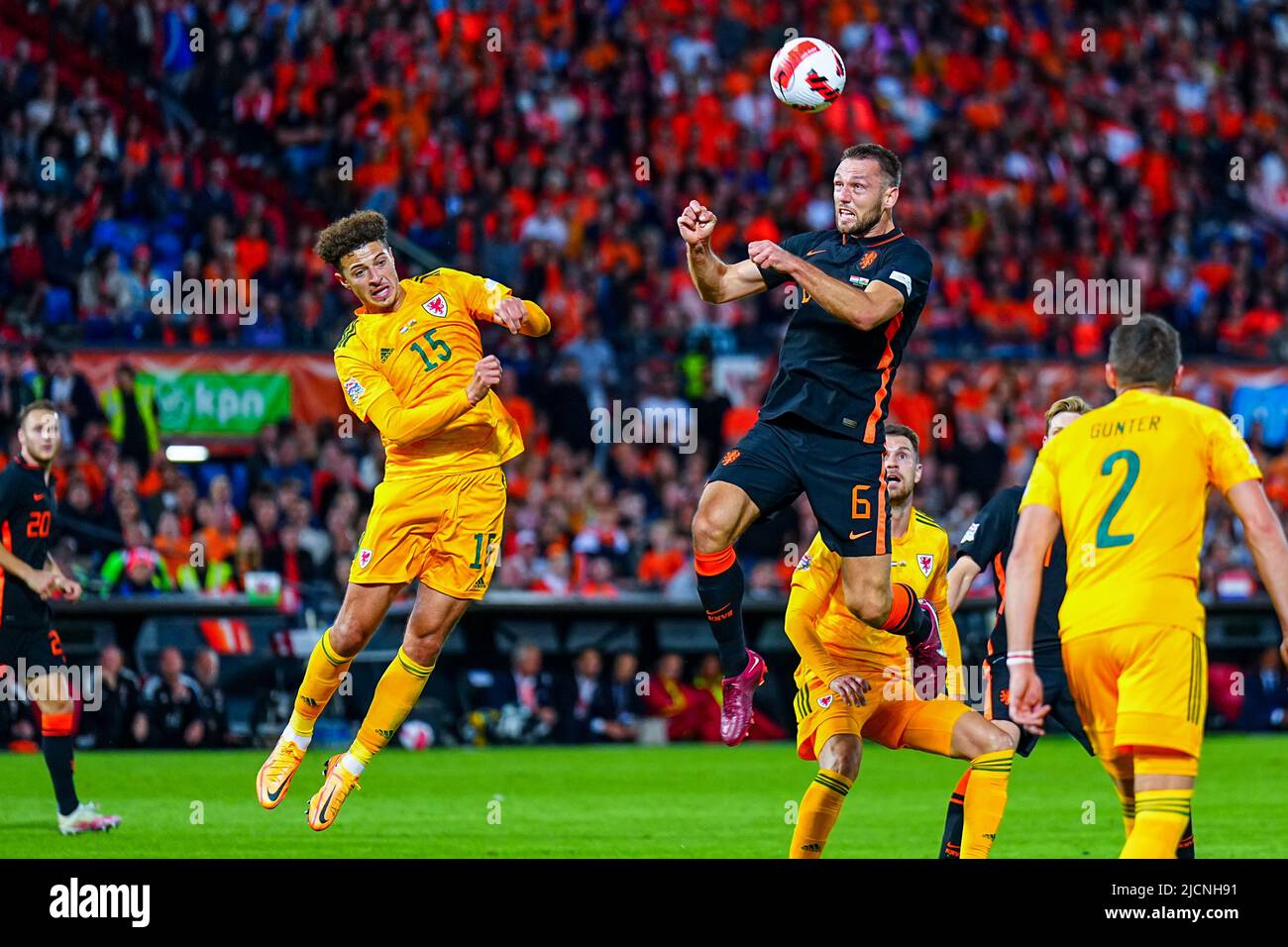 ROTTERDAM, NIEDERLANDE - 14. JUNI: Ethan Ampadu aus Wales, Stefan de Vrij aus den Niederlanden während der UEFA Nations League Ein Spiel der Gruppe 4 zwischen den Niederlanden und Wales im Stadion Feyenoord am 14. Juni 2022 in Rotterdam, Niederlande (Foto: Geert van Erven/Orange Picts) Stockfoto