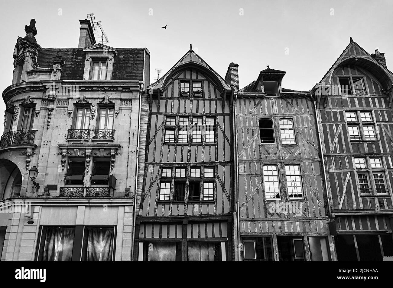 Historische Mietshäuser in der Altstadt von Troyes, Frankreich, monochrom Stockfoto