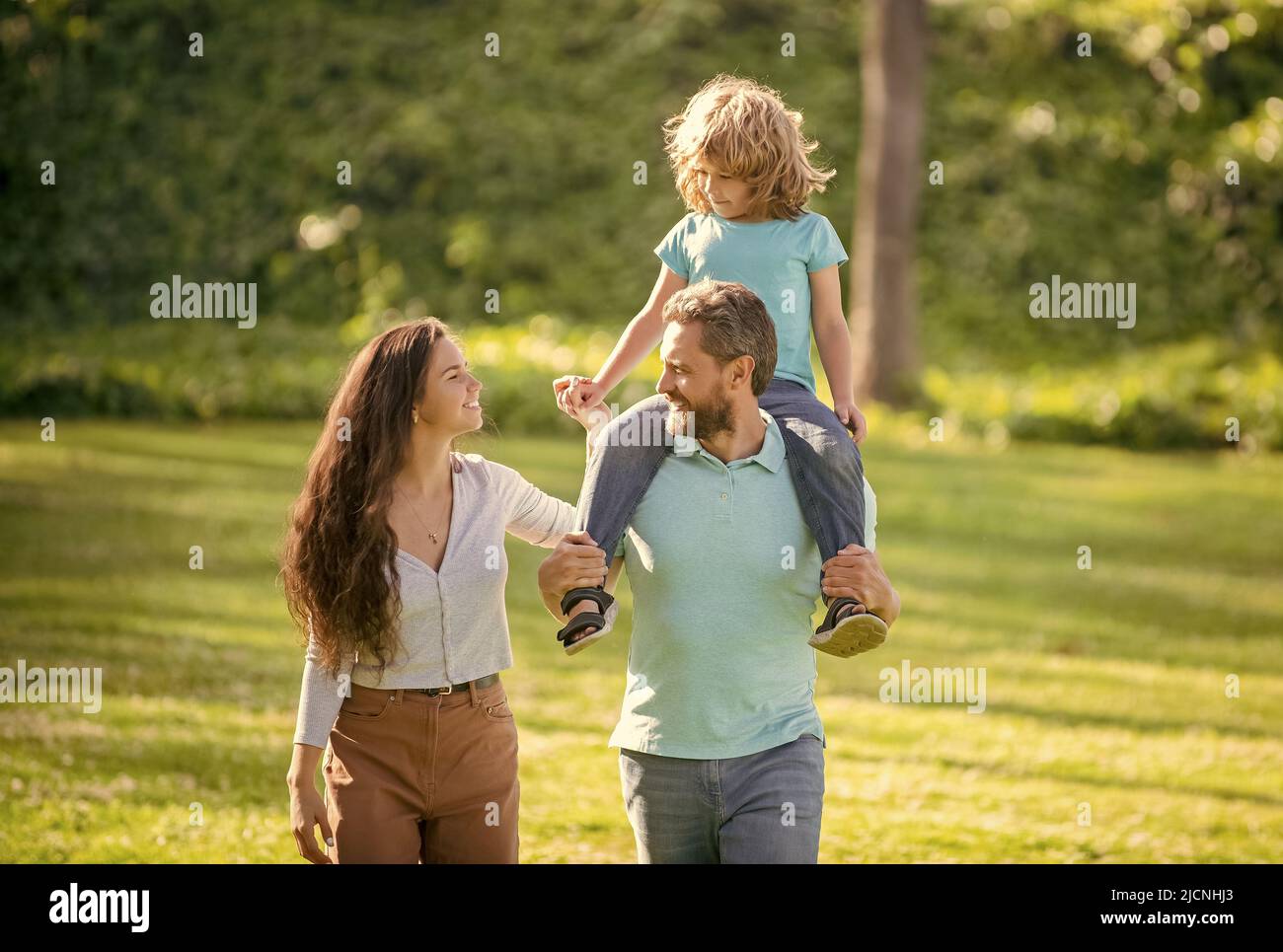 Elternschaft erfordert Liebe. Eltern und Kind im Sommer im Freien. Pflege Eltern und Sohn Stockfoto