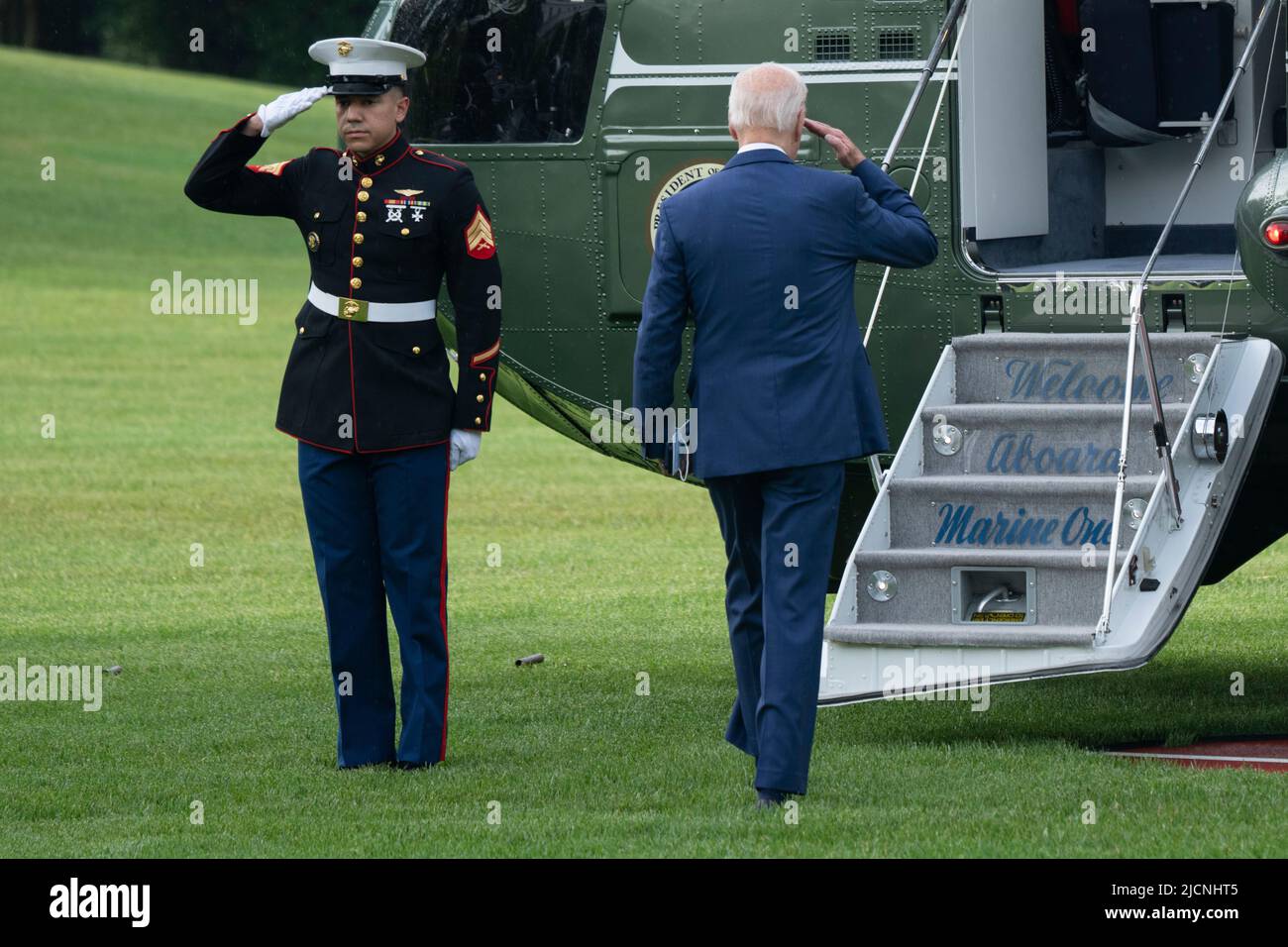 US-Präsident Joe Biden verlässt das Weiße Haus in Washington, DC, um sich an die AFL-CIO Quadrennial Constitutional Convention 29. in Philadelphia, PA, zu wenden; 14. Juni 2022.Quelle: Chris Kleponis/Pool via CNP /MediaPunch Stockfoto