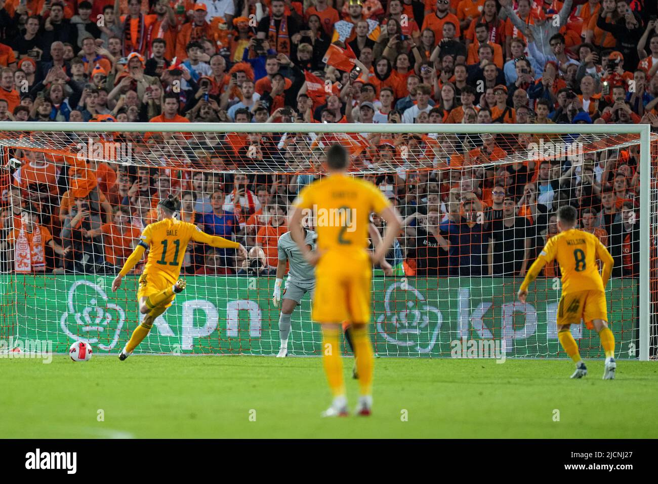 Rotterdam, Niederlande. 14. Juni 2022, Rotterdam, Niederlande. 14. Juni 2022, Steven Berghuis aus Holland, Hollandtorwart Jasper Cillessen während des Spiels zwischen Holland und Wales im Stadion Feijenoord de Kuip am 14. Juni 2022 in Rotterdam, Niederlande. (Box-to-Box-Bilder/Yannick Verhoeven) Stockfoto