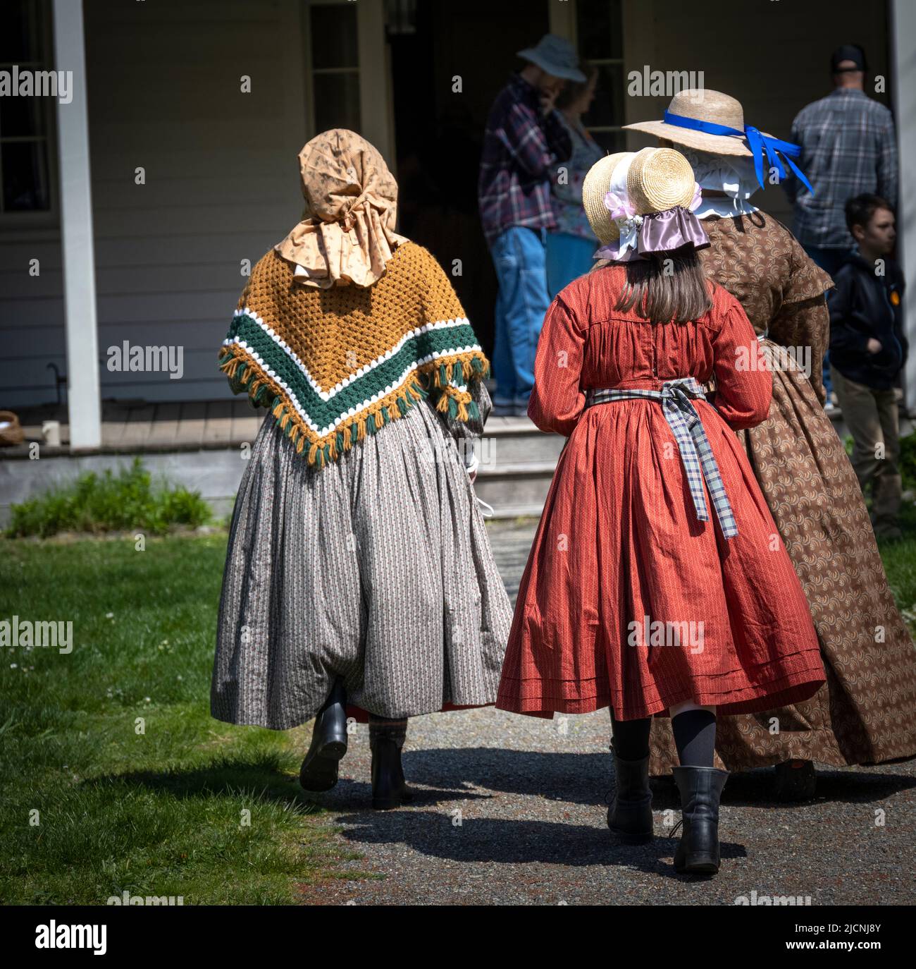 Zwei Frauen und ein Mädchen in authentischen Replik-Kleidern aus den 1850er Jahren in Fort Nisqually in Tacoma, Washington Stockfoto