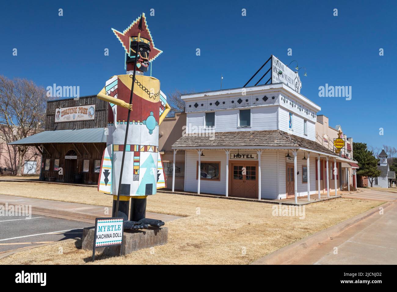 Elk City, Oklahoma - Eine Kachina-Puppe vor dem National Route 66 Museum Complex. Diese Museumssammlung erzählt die Geschichte des Pioniers von Oklahoma histo Stockfoto