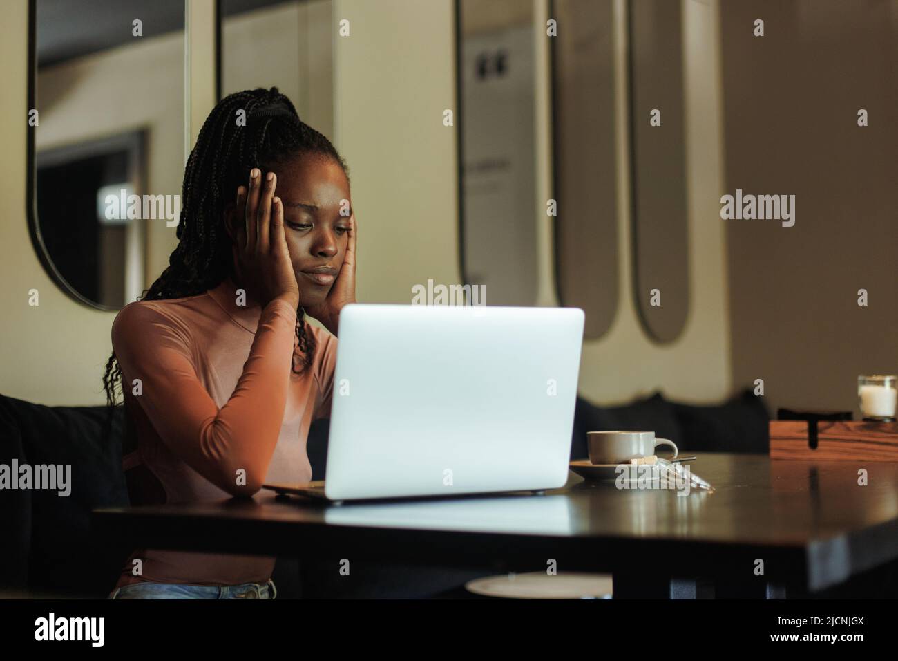 Ängstlich, müde und wütend multirassischen afro amerikanische Geschäftsfrau freiberufliche Arbeit mit Laptop im Café, kreative Büro Stockfoto