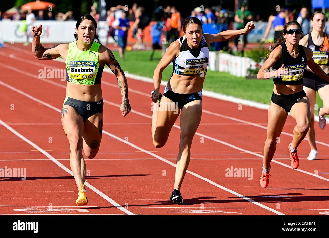 Kladno, Tschechische Republik. 14.. Juni 2022. Von links treten Ewa Svobodova aus Polen und Rebekka Haase aus Deutschland beim Lauf 100m während des Treffens in Kladno, Tschechische Republik, am 14. Juni 2022 an. Kredit: Roman Vondrous/CTK Foto/Alamy Live Nachrichten Stockfoto