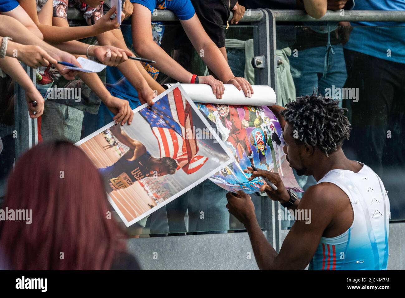 Noah Lyles (USA) gibt Autogramme, nachdem er beim Grand Prix von NYC 2022 die 200m der Männer gewonnen hat. Stockfoto