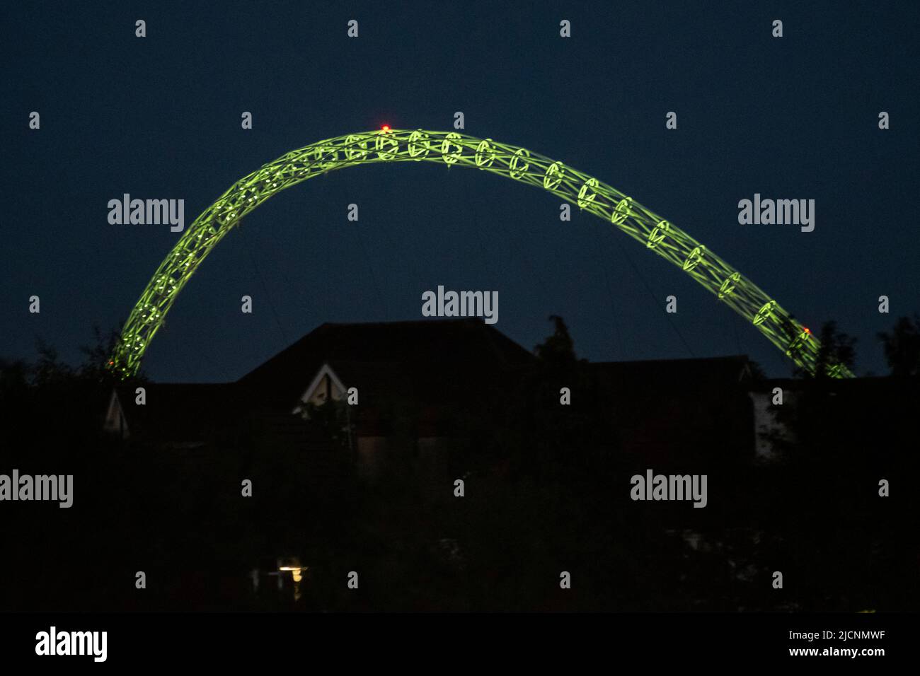 London, Großbritannien. 14. Juni 2022. Der Bogen des Wembley-Stadions leuchtet grün zum 5.. Jahrestag der Tragödie des Grenfell Tower, bei der 72 Menschen ihr Leben verloren. Kredit: Stephen Chung / Alamy Live Nachrichten Stockfoto