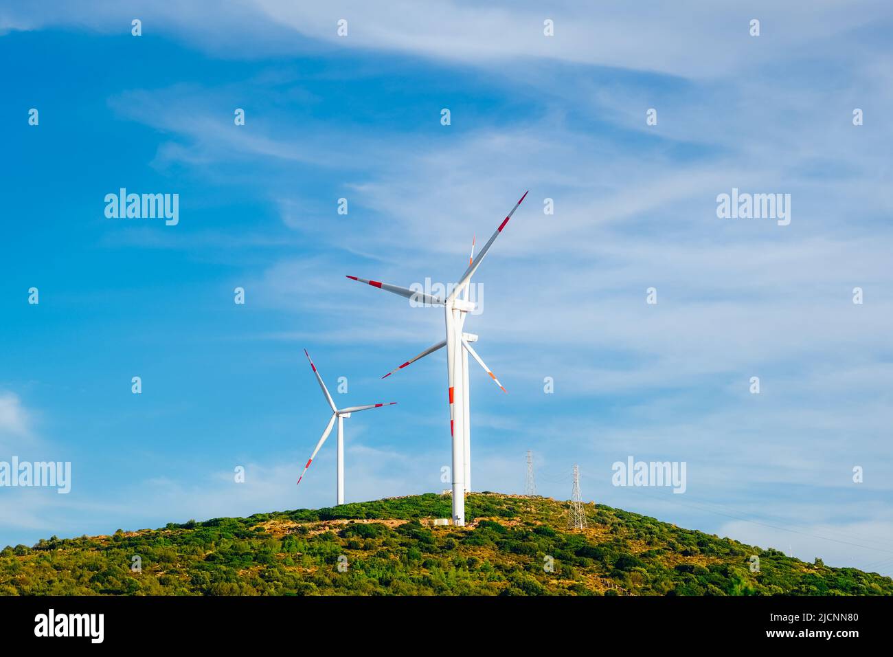 Windpark mit mehreren Windkraftanlagen, die auf dem Hügel Energie erzeugen. Stockfoto