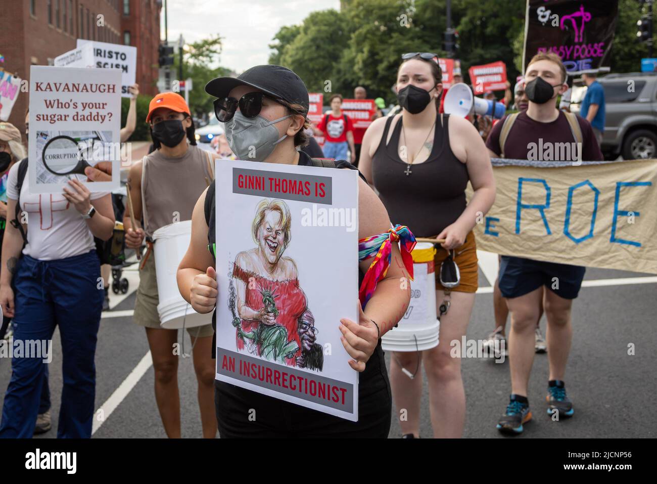 12. Juni 2022, District of Columbia, USA: Hunderte von Wahlprotesten und lebensfreundlichen Gegen-Demonstranten konfrontieren sich am 13. Juni 2022 in Washington, DC, um den Obersten Gerichtshof der Vereinigten Staaten zu treffen.die angespannte Konfrontation ist eine Reaktion auf einen durchgesickerten Entwurf einer Stellungnahme des Obersten Gerichtshofs Dobbs v. Jackson, der nahelegt, dass das Gericht Roe v. Wade stürzen könnte. Diese neue Stellungnahme könnte es den Staaten ermöglichen, ihre eigenen Abtreibungsgesetze zu erlassen. (Foto von Michael Nigro) (Kreditbild: © Michaal Nigro/Pacific Press via ZUMA Press Wire) Stockfoto