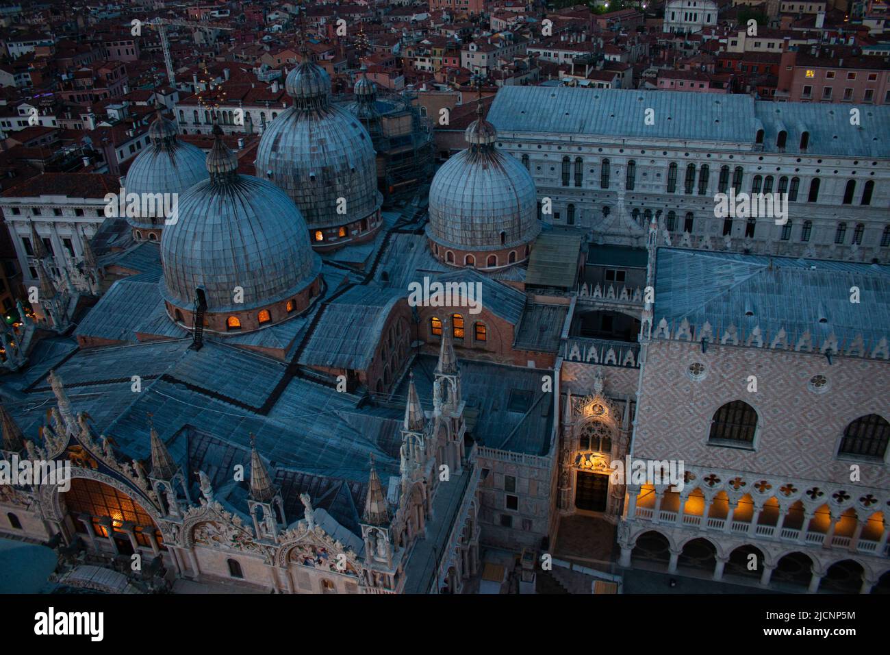 St. Marks Kathedrale und Dogenpalast, der Blick vom Campanile di San Marco bei Nacht, Venedig, Italien Stockfoto