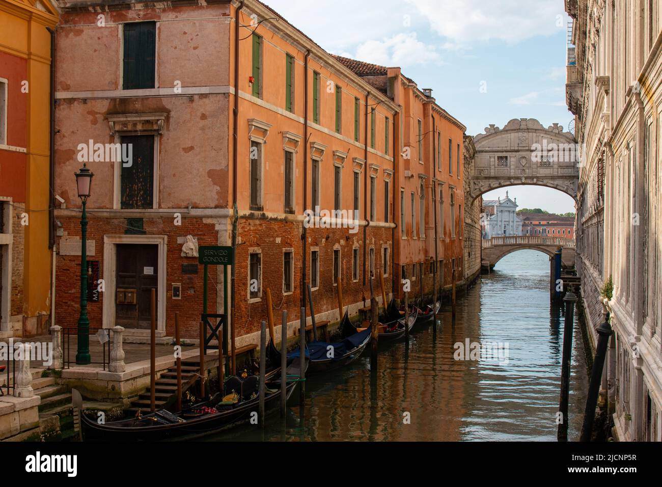 Die Seufzerbrücke und die Insel San Giorgio am frühen Morgen, Venedig, Italien Stockfoto