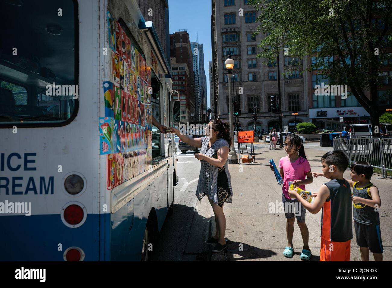 Chicago, USA. 14.. Juni 2022. Eine Frau kauft am 14. Juni 2022 in der Innenstadt von Chicago, den Vereinigten Staaten, Eis. Die Metropolregion Chicago ist auf eine Hitzewelle in der Schwebe, da der US-Wetterdienst am Montag eine Wärmeempfehlung für die Region herausgab. Kredit: Vincent D. Johnson/Xinhua/Alamy Live Nachrichten Stockfoto