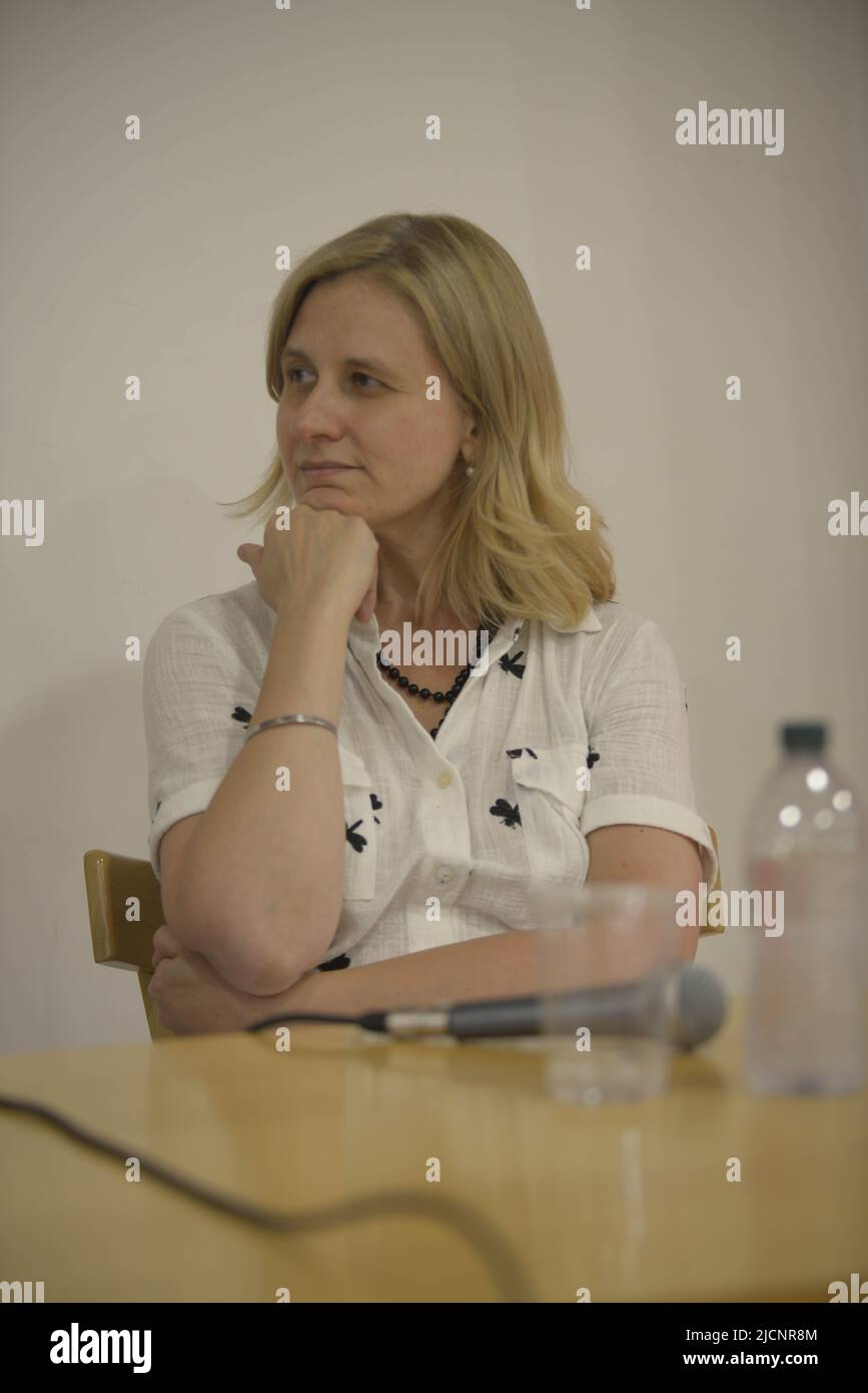 Neapel, Italien. 14.. Juni 2022. Chiara Lagani präsentiert ihr neues Buch ''L'amica geniale''. Chiara Lagani wurde 1974 in Ravenna geboren. Schauspielerin und Dramatikerin ist sie gemeinsam mit Luigi De Angelis die Gründerin der Firma Fanny & Alexander. Für Einaudi gab er den Band von L. Frank Baum, I libri di Oz heraus und veröffentlichte mit Elio Germano My Battle (2021) (Bildquelle: © Mariano Montella/Pacific Press via ZUMA Press Wire) Stockfoto