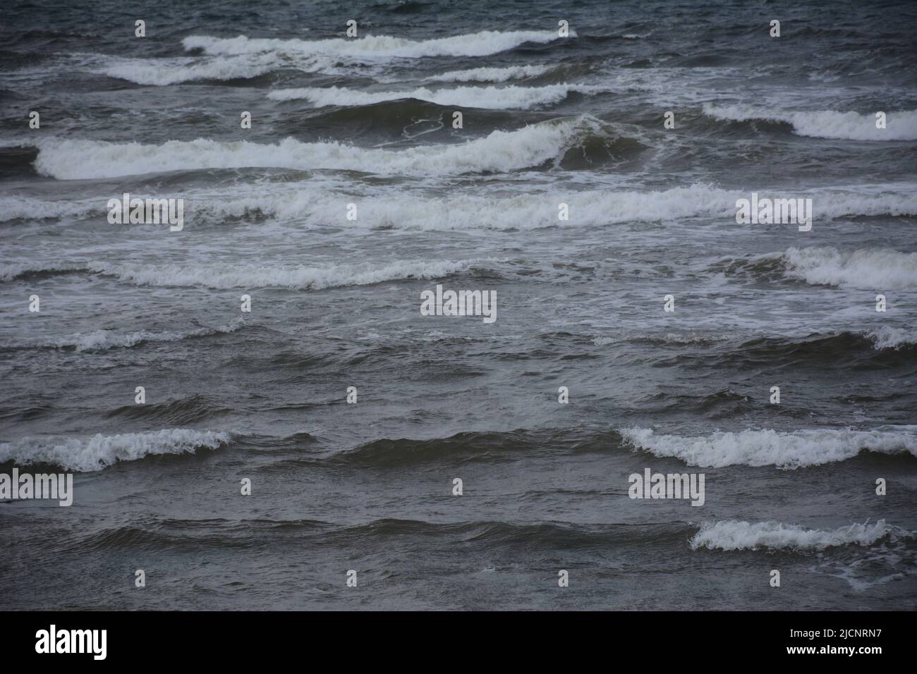 Atlantischer Sturm mit Wellen und grauem Wasser Stockfoto