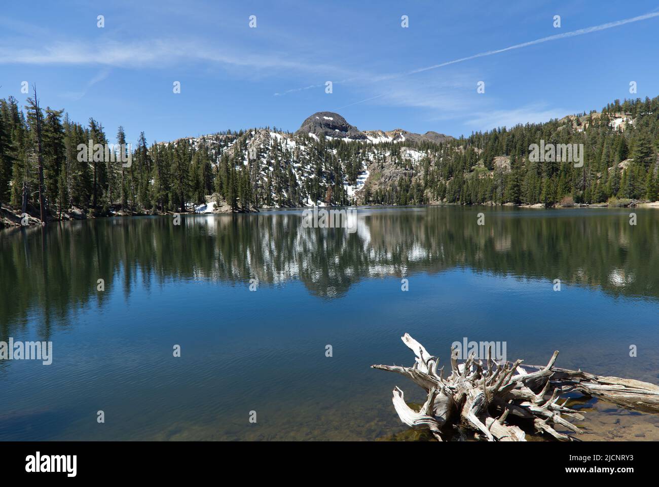 High Sierra Mountains in der Nähe von Markleeville, Kalifornien. Kinney Lake, Lake Alpine und Ebbets Peak werden angezeigt. Stockfoto