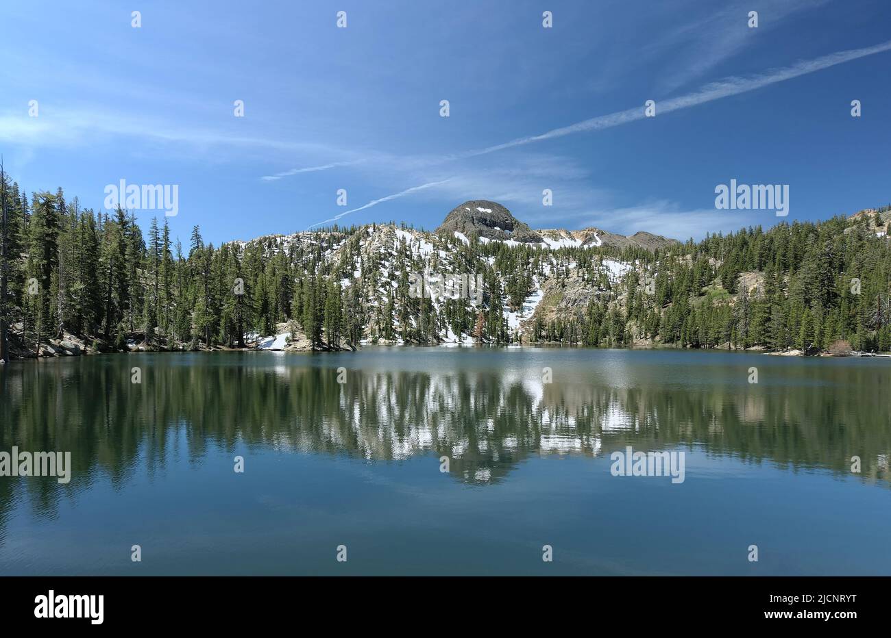 High Sierra Mountains in der Nähe von Markleeville, Kalifornien. Kinney Lake, Lake Alpine und Ebbets Peak werden angezeigt. Stockfoto