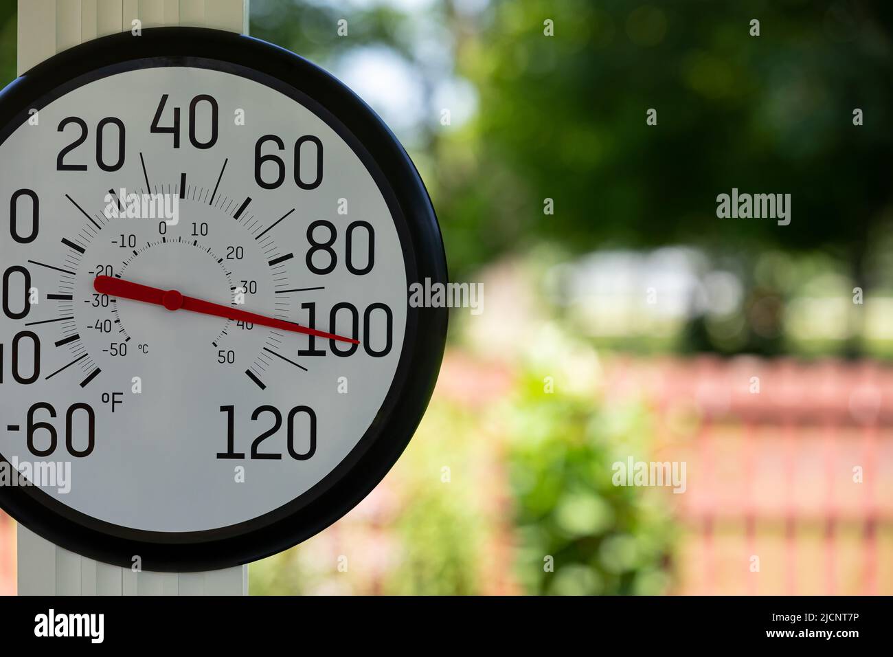 Outdoor-Thermometer im Schatten während der Hitzewelle. Heißwetter, Hochtemperatur- und Hitzewarnkonzept. Stockfoto