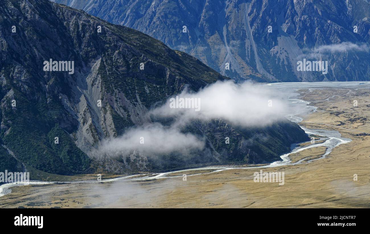 Tasman River im Hooker Valley, vom Sealy Tarns Viewpoint aus gesehen. Aoraki/Mount Cook National Park, Südinsel, Aotearoa/Neuseeland. Stockfoto