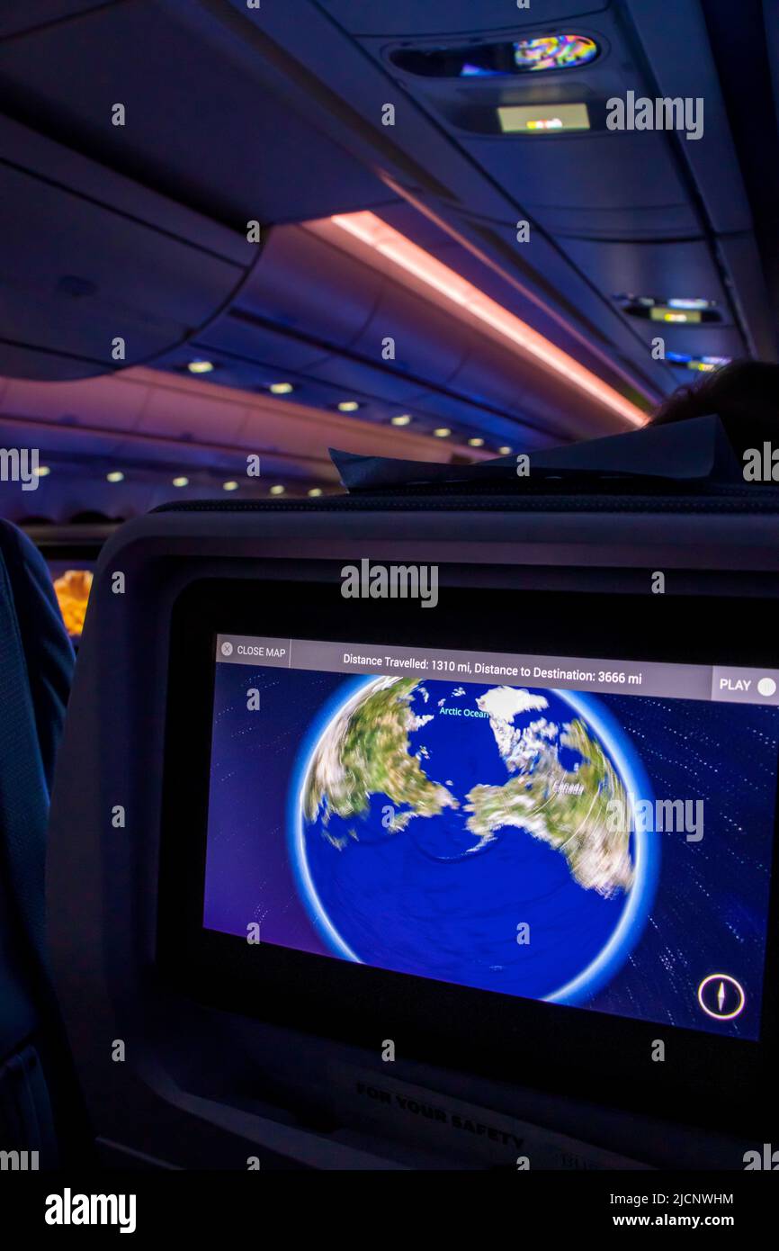 Die Informationen über den Flug auf einem Monitor am Sitz, bei einer Nachtreise Stockfoto
