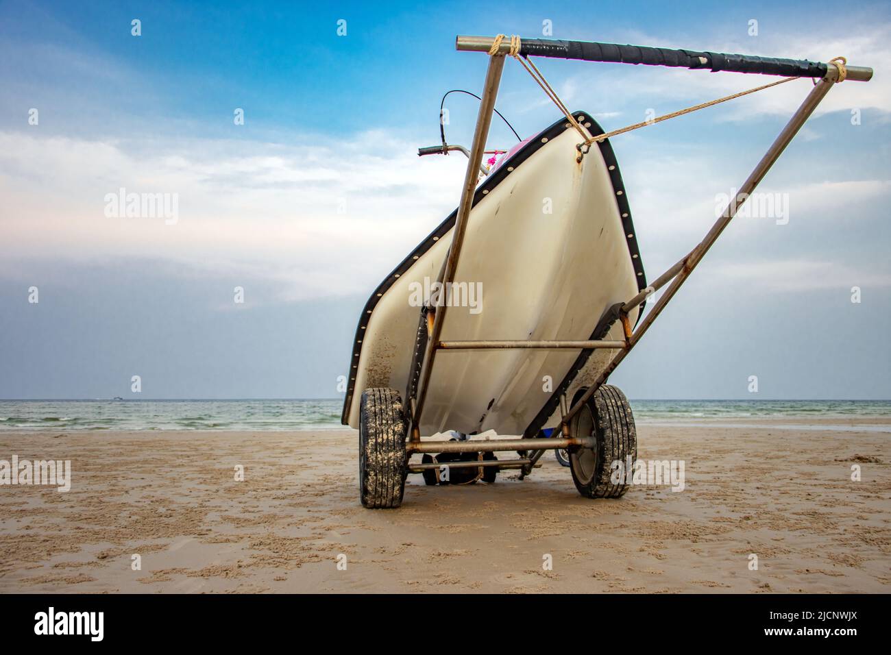 Ein Jet-Ski, der bei Sonnenuntergang auf einem Transitwagen an einem Meeresstrand geladen wurde Stockfoto