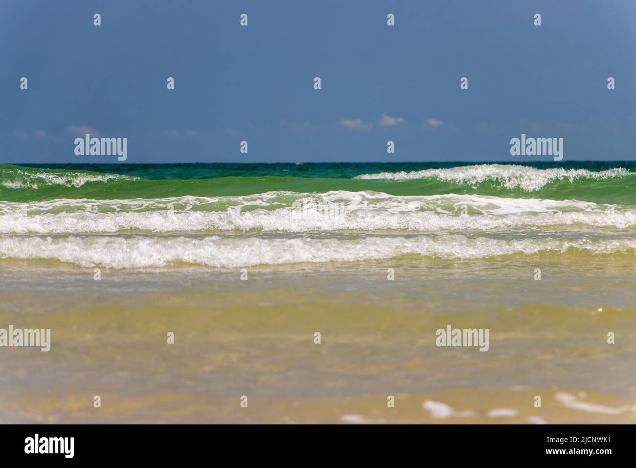 Meeresbrandung mit Horizont in einem tropischen Reiseziel Stockfoto