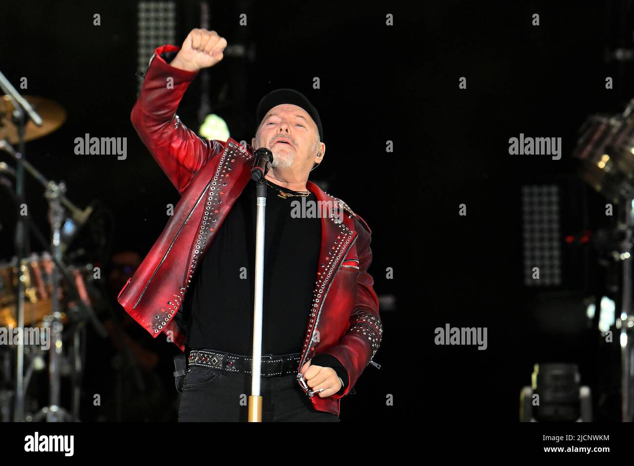 12. Juni 2022, Rom, Italien: Vasco Rossi während des Konzerts, Vasco Live, im Circo Massimo, 12.. Juni 2022, Rom, Italien. (Bild: © Domenico Cippitelli/Pacific Press via ZUMA Press Wire) Stockfoto