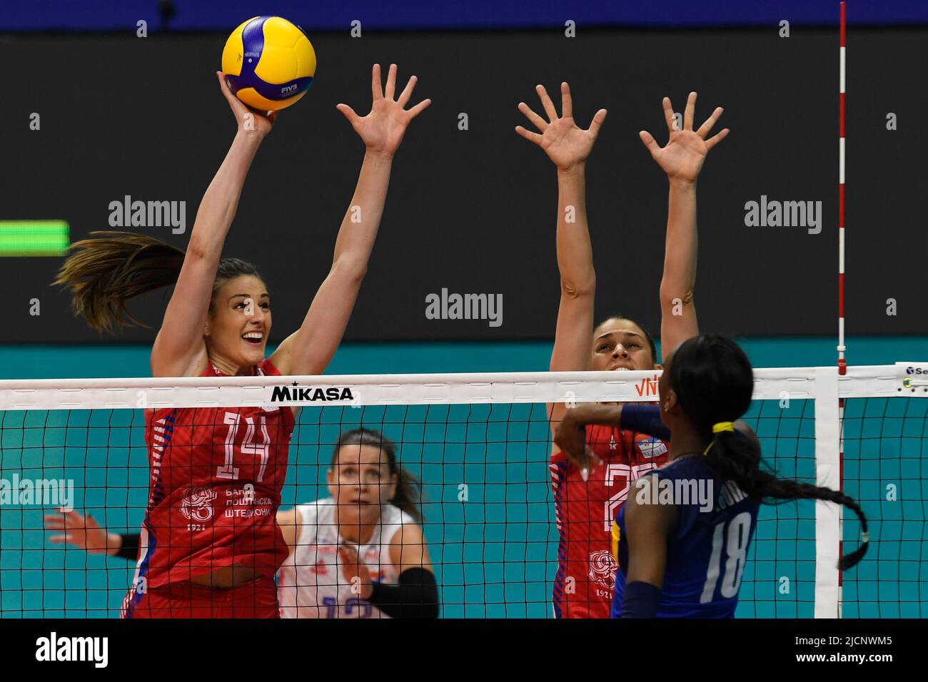 Brasilia, Brasilien. 14.. Juni 2022. DF - Brasilia - 06/14/2022 - NATIONS WOMEN'S VOLLEYBALL LEAGUE SERBIA X ITALIEN - Aleksic Maja aus Serbien greift während eines Spiels gegen Italien am Nilson Nelson Gymnasium für die Women's Volleyball Nations League 2022 an. Foto: Mateus Bonomi/AGIF/Sipa USA Quelle: SIPA USA/Alamy Live News Stockfoto