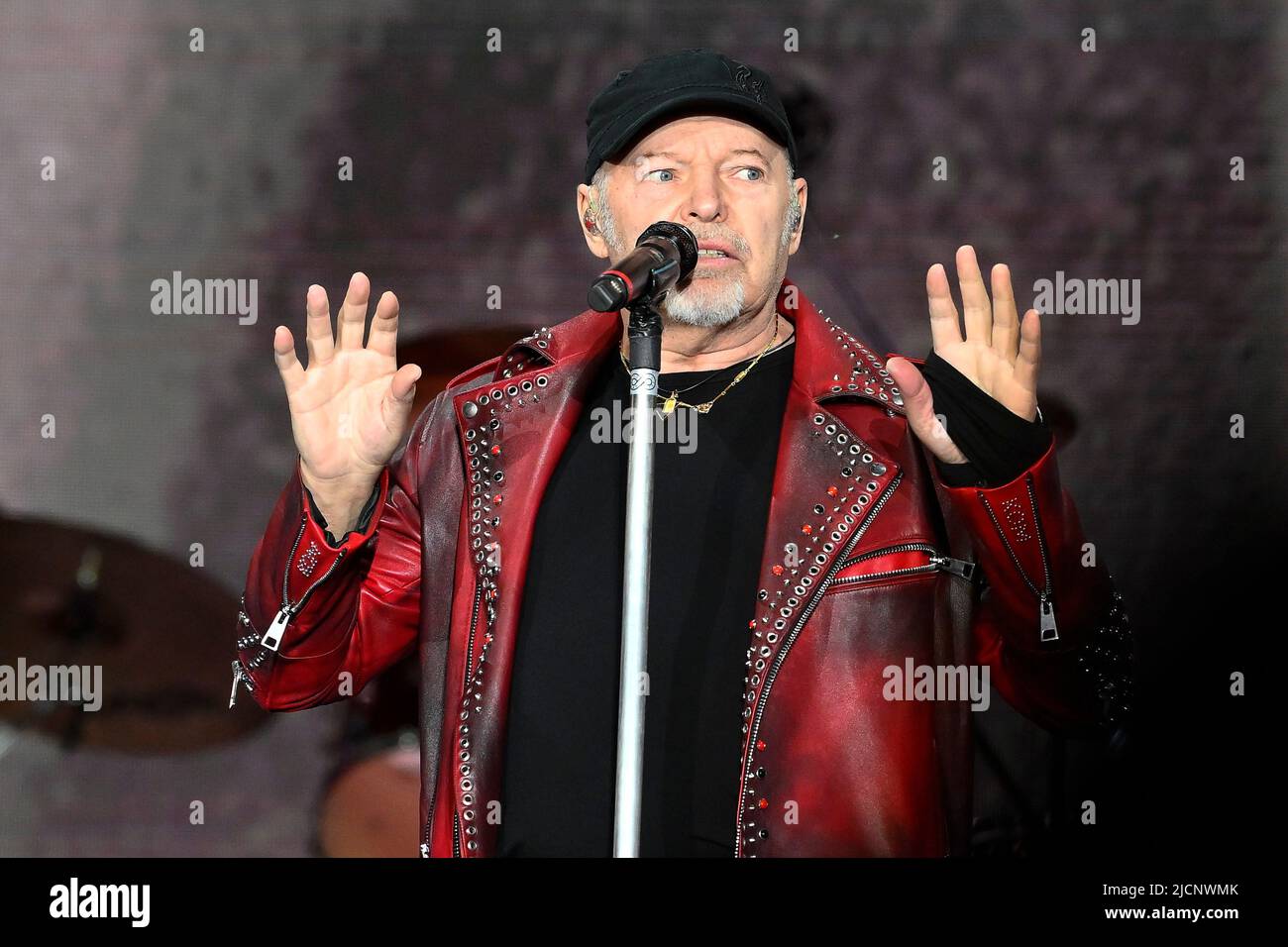 12. Juni 2022, Rom, Italien: Vasco Rossi während des Konzerts, Vasco Live, im Circo Massimo, 12.. Juni 2022, Rom, Italien. (Bild: © Domenico Cippitelli/Pacific Press via ZUMA Press Wire) Stockfoto