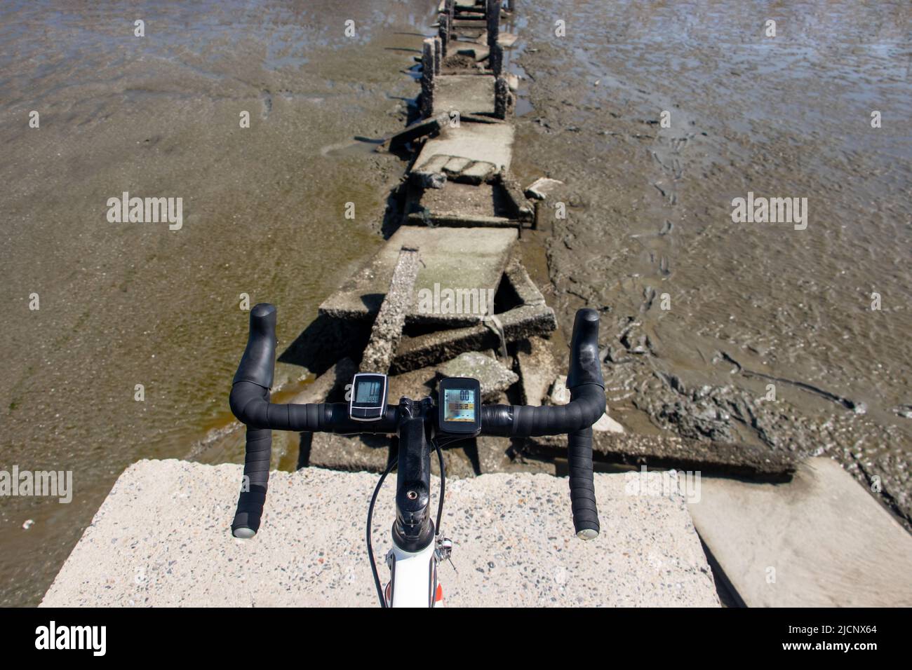 Der Lenker des Fahrrads steht am Rande eines abgerissenen Weges Stockfotografie Alamy