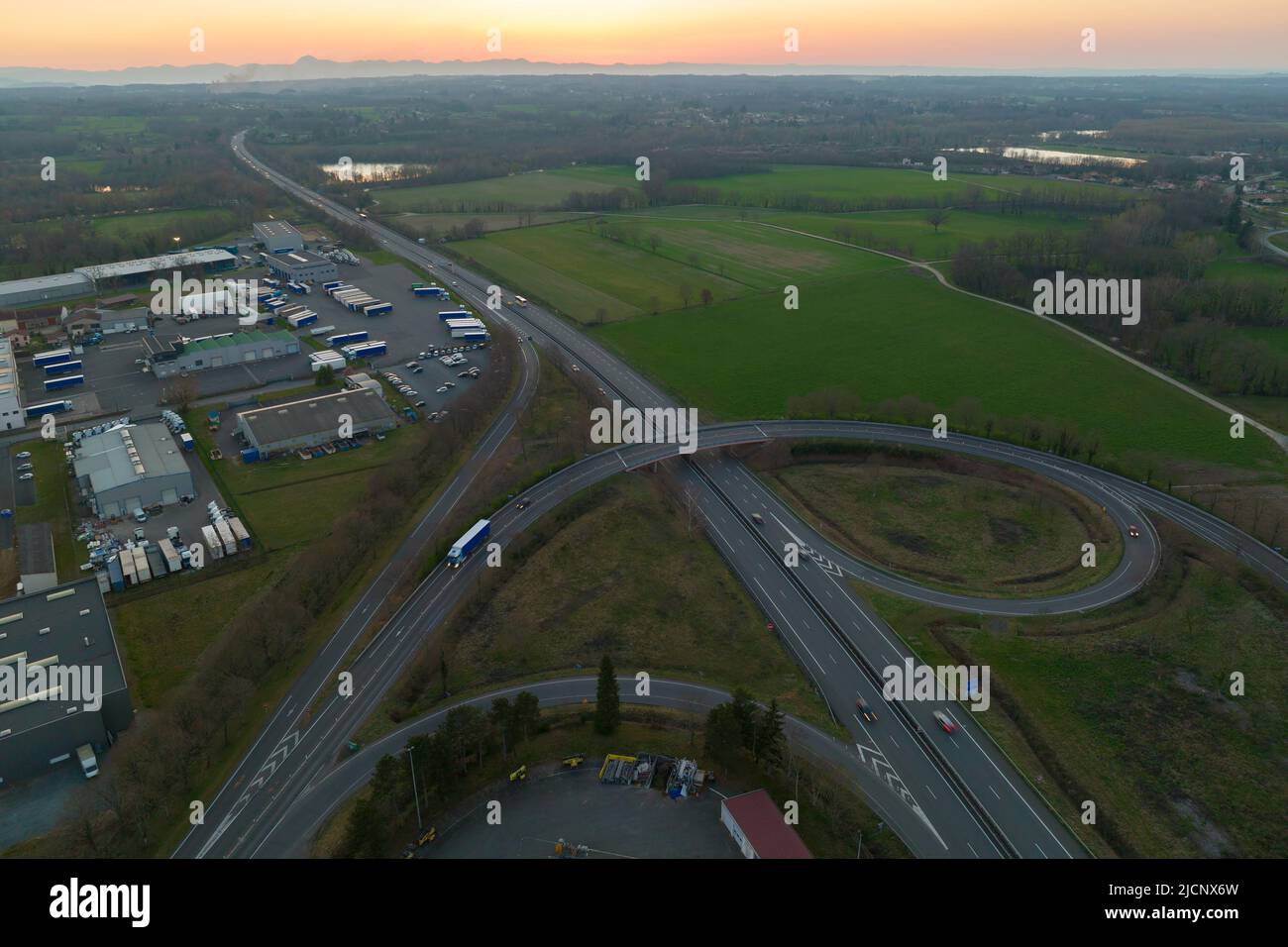 Luftaufnahme der Autobahnkreuzung mit schnellem, starkem Verkehr. Intercity Transport mit vielen Autos und Lastwagen Stockfoto