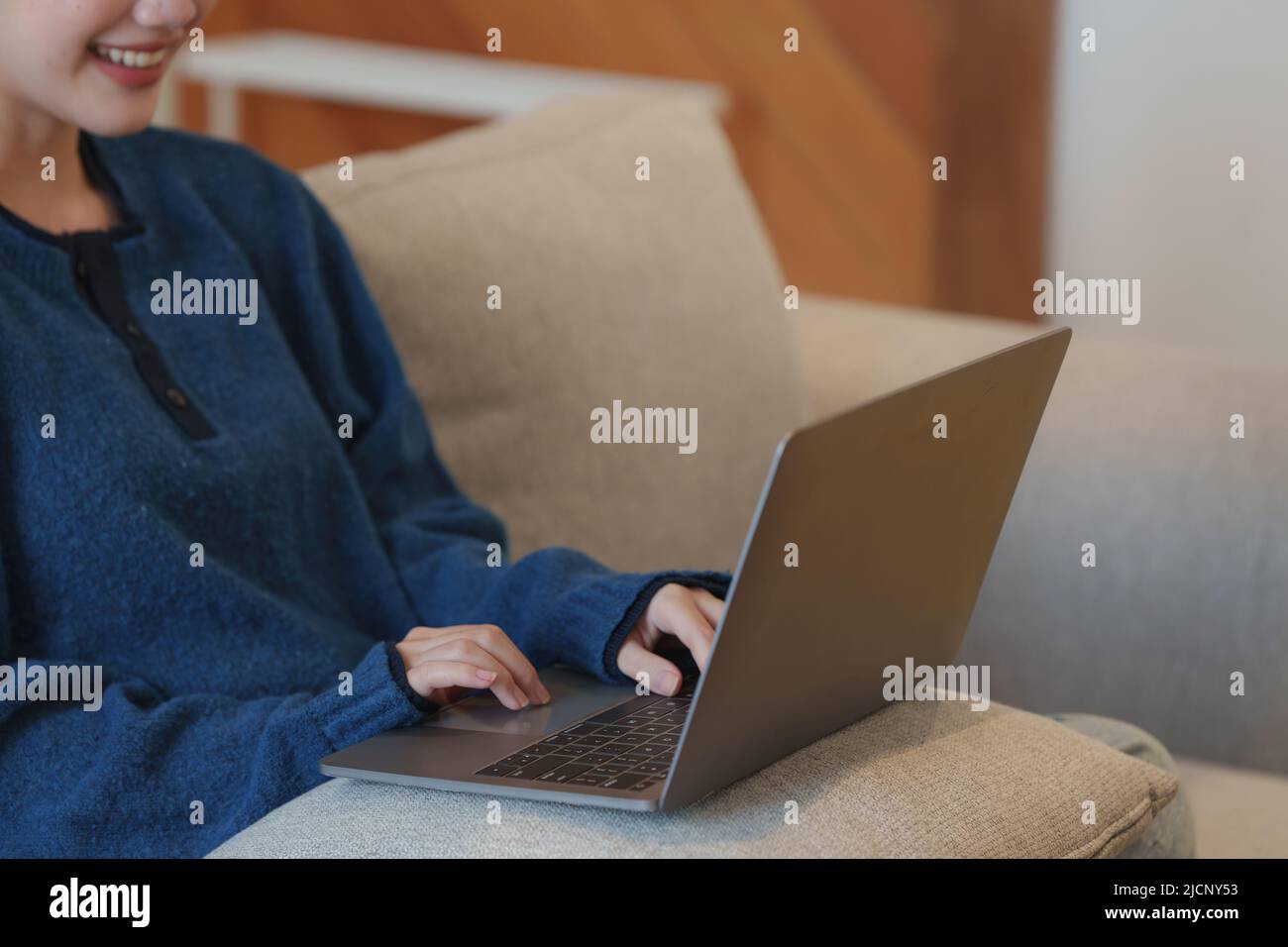 Porträt einer asiatischen Frau, die online mit einem Freund chattet, in der mobilen Chat-App mit der Video-Chat-Anwendung auf einem Laptop. Stockfoto