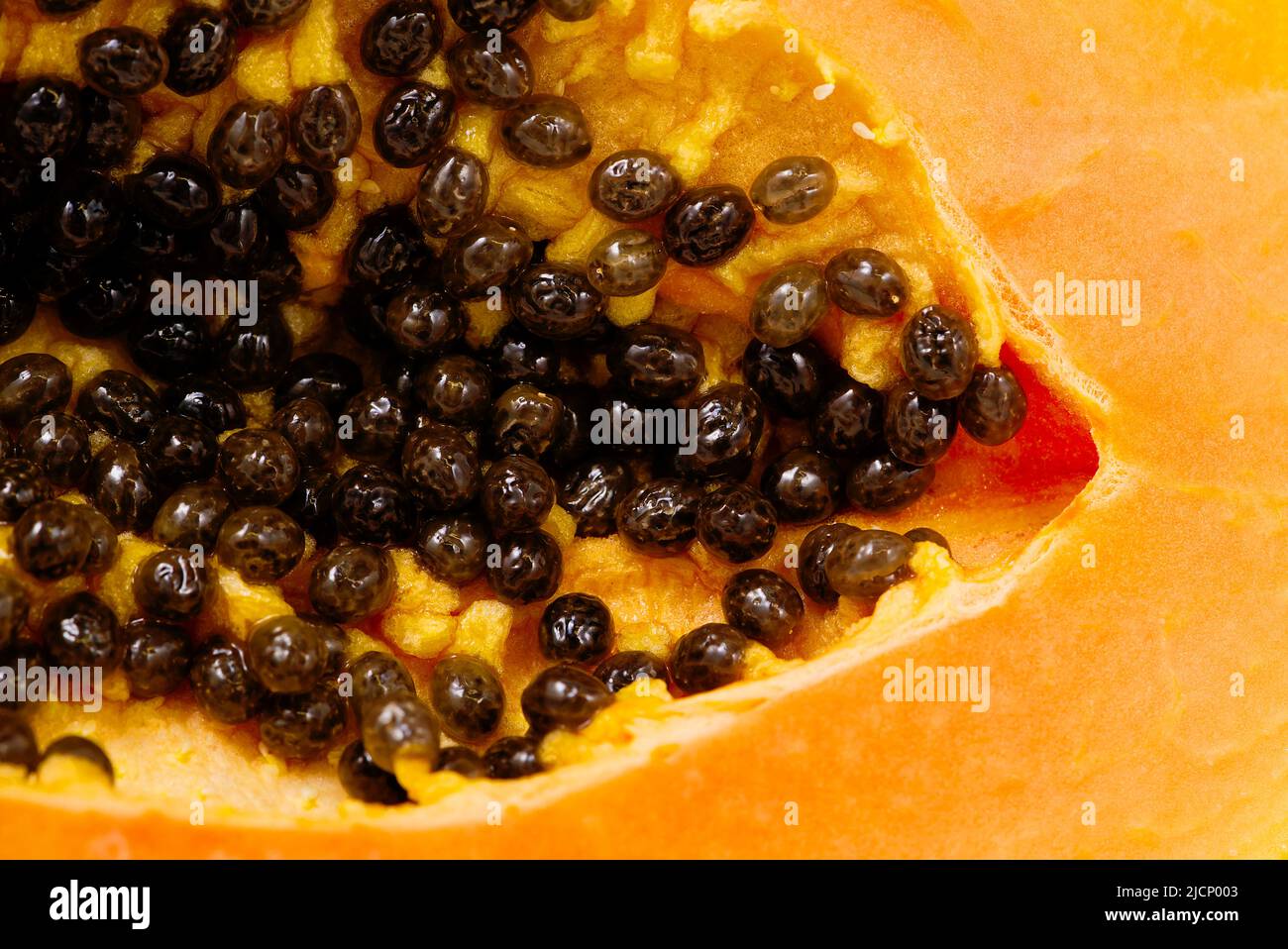 Nahaufnahme von reifen Papaya. Blick auf das Innere eines Papaya. Süße tropische Früchte Stockfoto