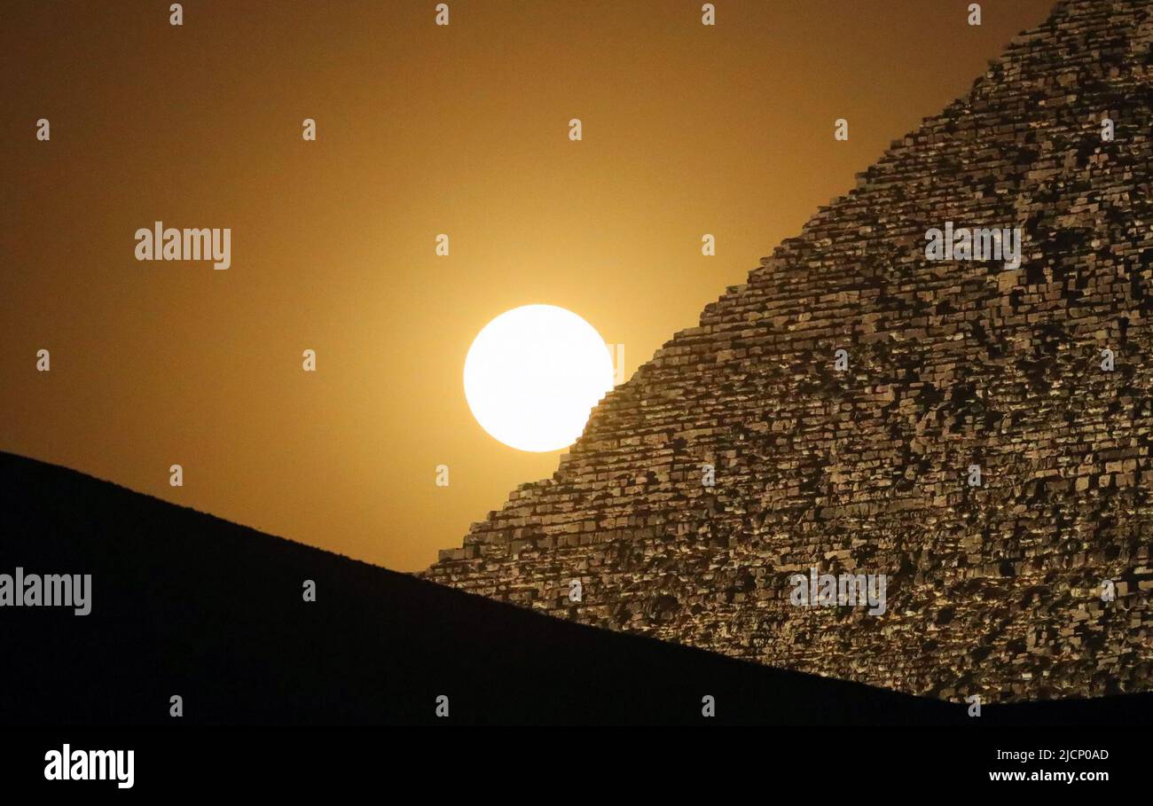 Kairo, Ägypten. 14.. Juni 2022. Am 14. Juni 2022 wird in der Nähe der Großen Pyramide von Gizeh, Ägypten, ein Supermond gesehen. Quelle: Sui Xiankai/Xinhua/Alamy Live News Stockfoto