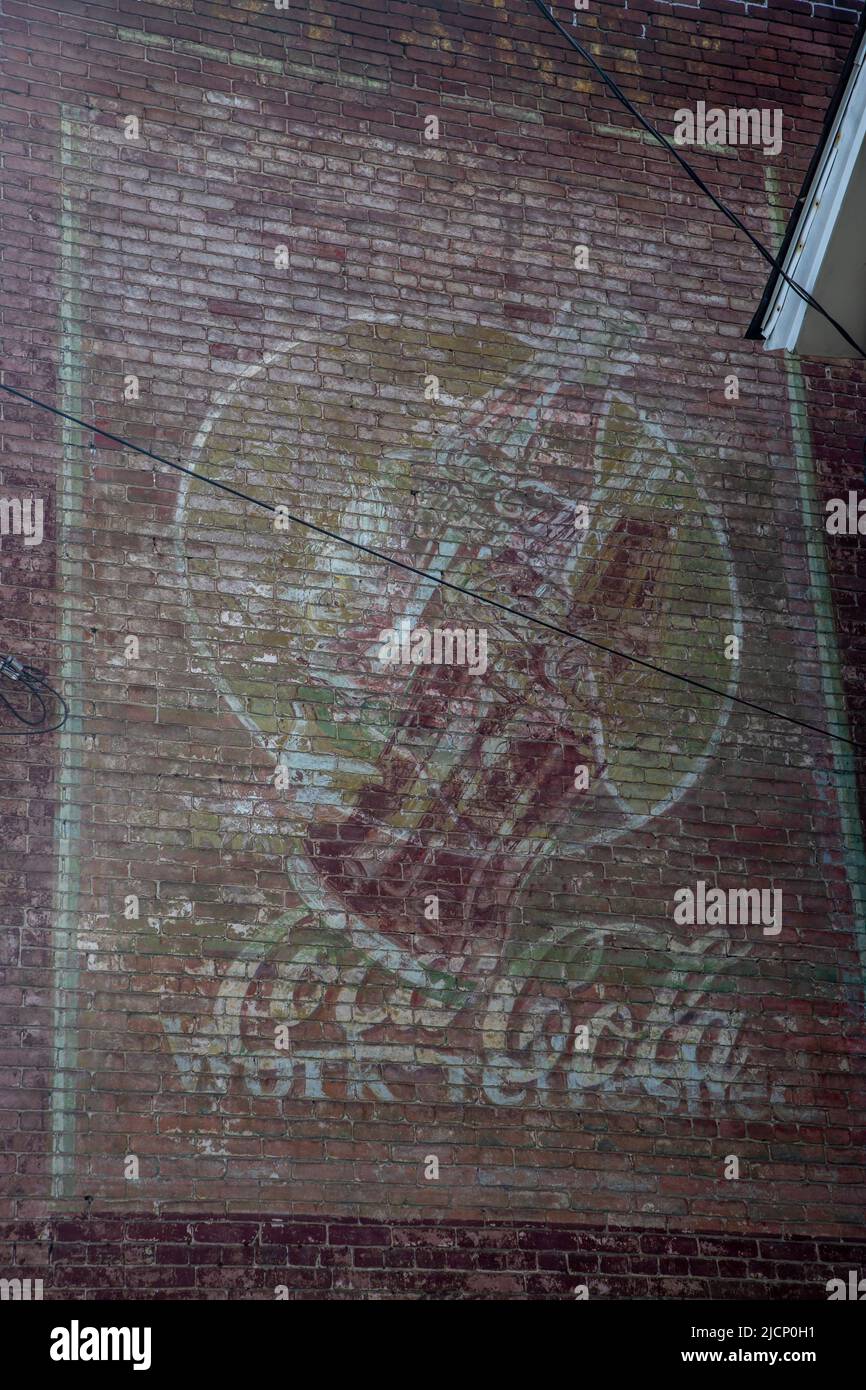 Ein altes Coca-Cola-Schild, das auf einer Ziegelwand in Butler, Pennsylvania, gemalt wurde. Stockfoto