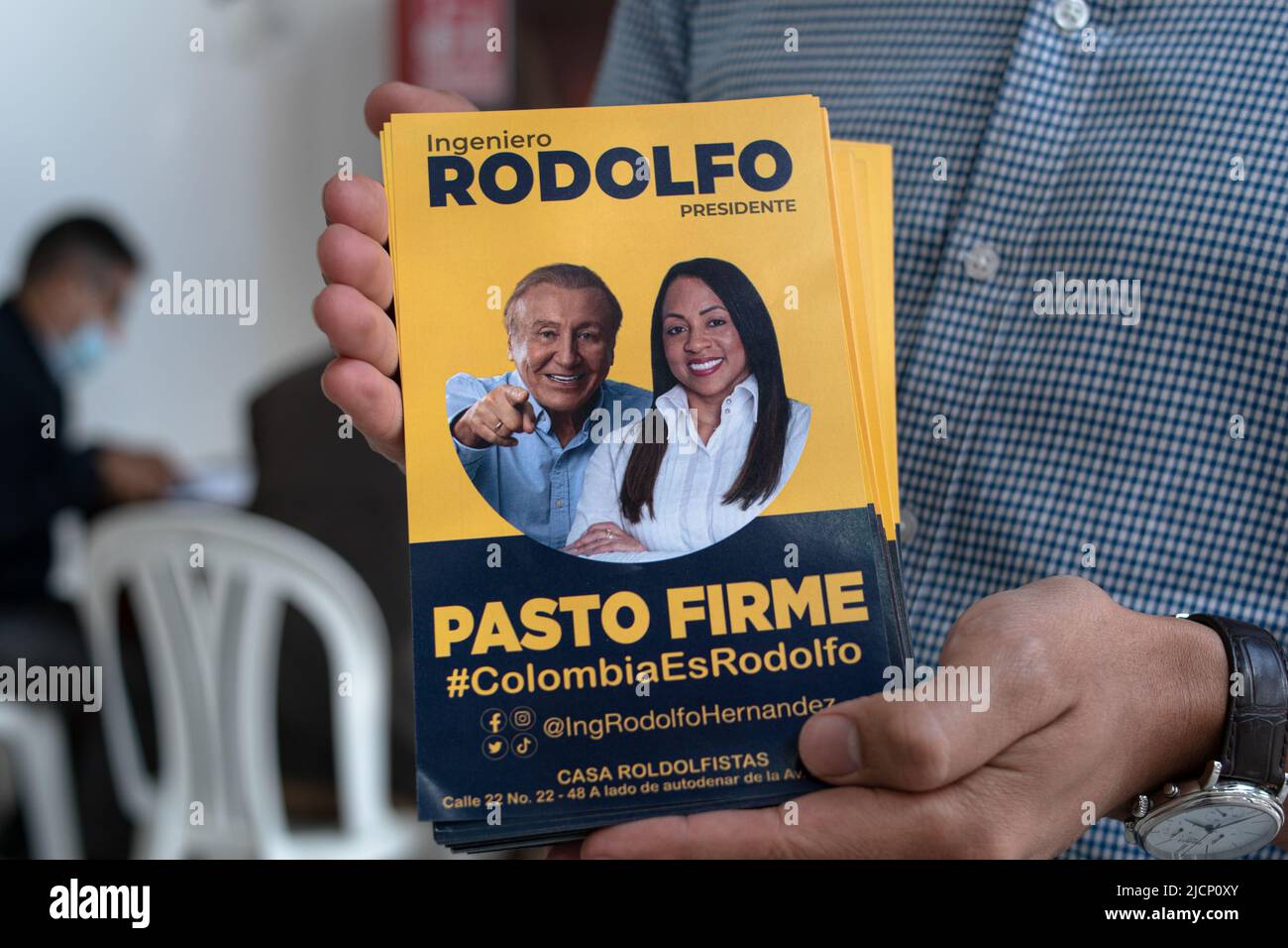 Anhänger des Präsidentschaftskandidaten Rodolfo Hernandez bereiten die zweite Runde der Präsidentschaftswahlen gegen den linken Gustavo Petro in Pasto, Kolumbien, am 14. Juni 2022 vor Stockfoto