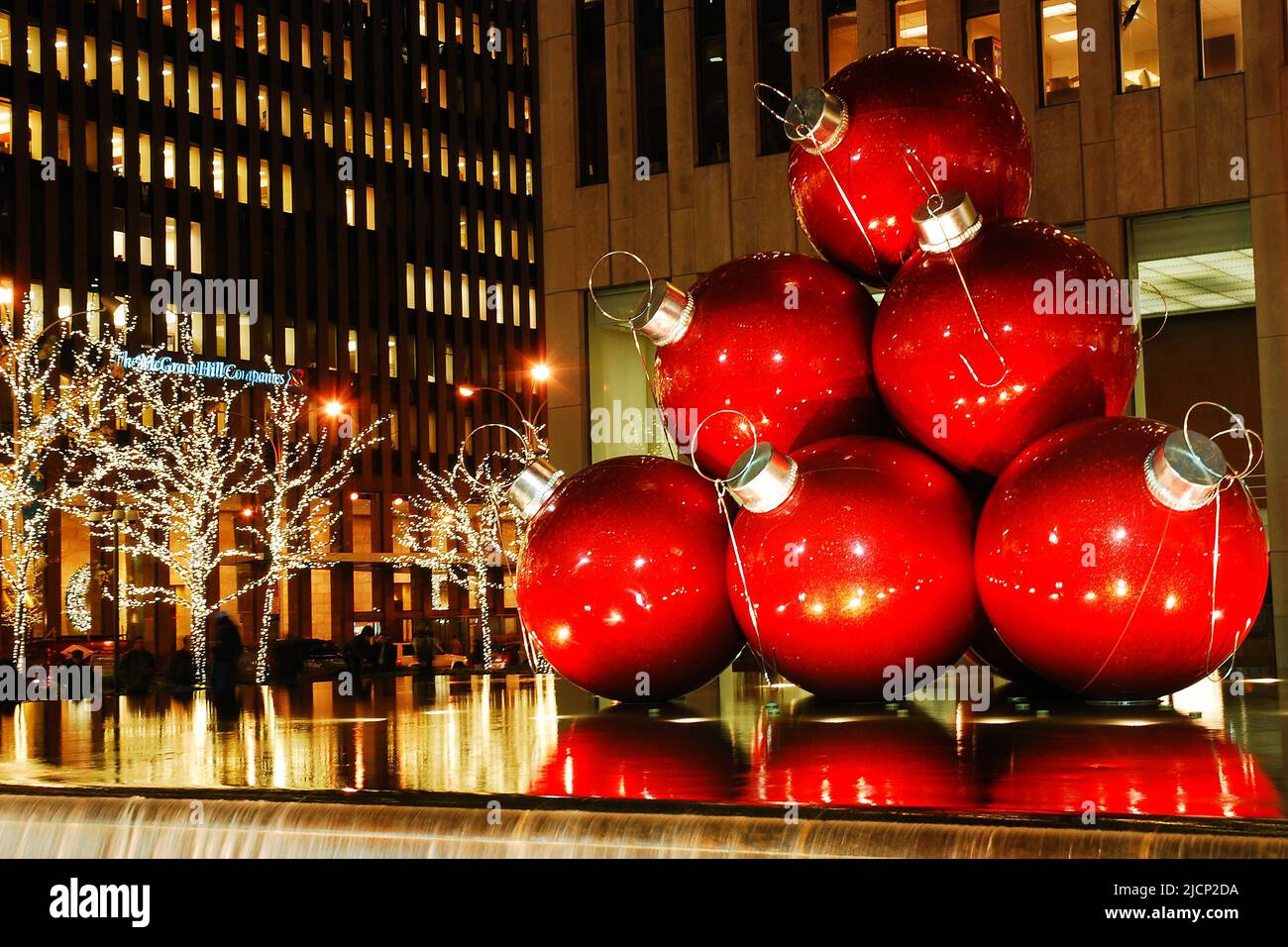 Große rote Weihnachtskugeln werden pyramidenförmig auf einem Brunnen im  Rockefeller Center in Manhattan gestapelt, der Teil der Weihnachtszeit in New  York City ist Stockfotografie - Alamy