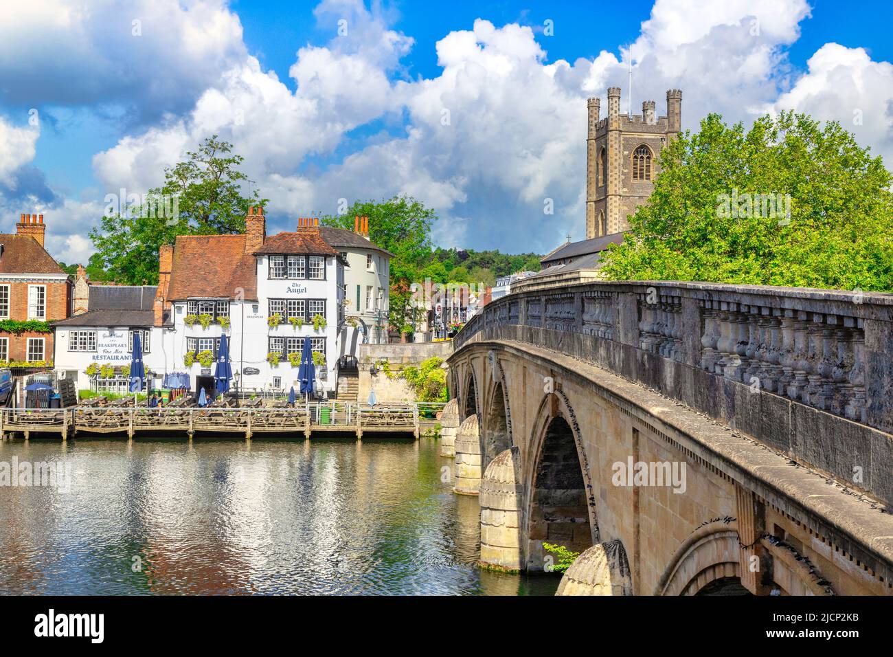 6. Juni 2019: Henley on Thames, Großbritannien - Henley Bridge und die Themse, mit dem Angel Riverside Pub und Restaurant. Stockfoto