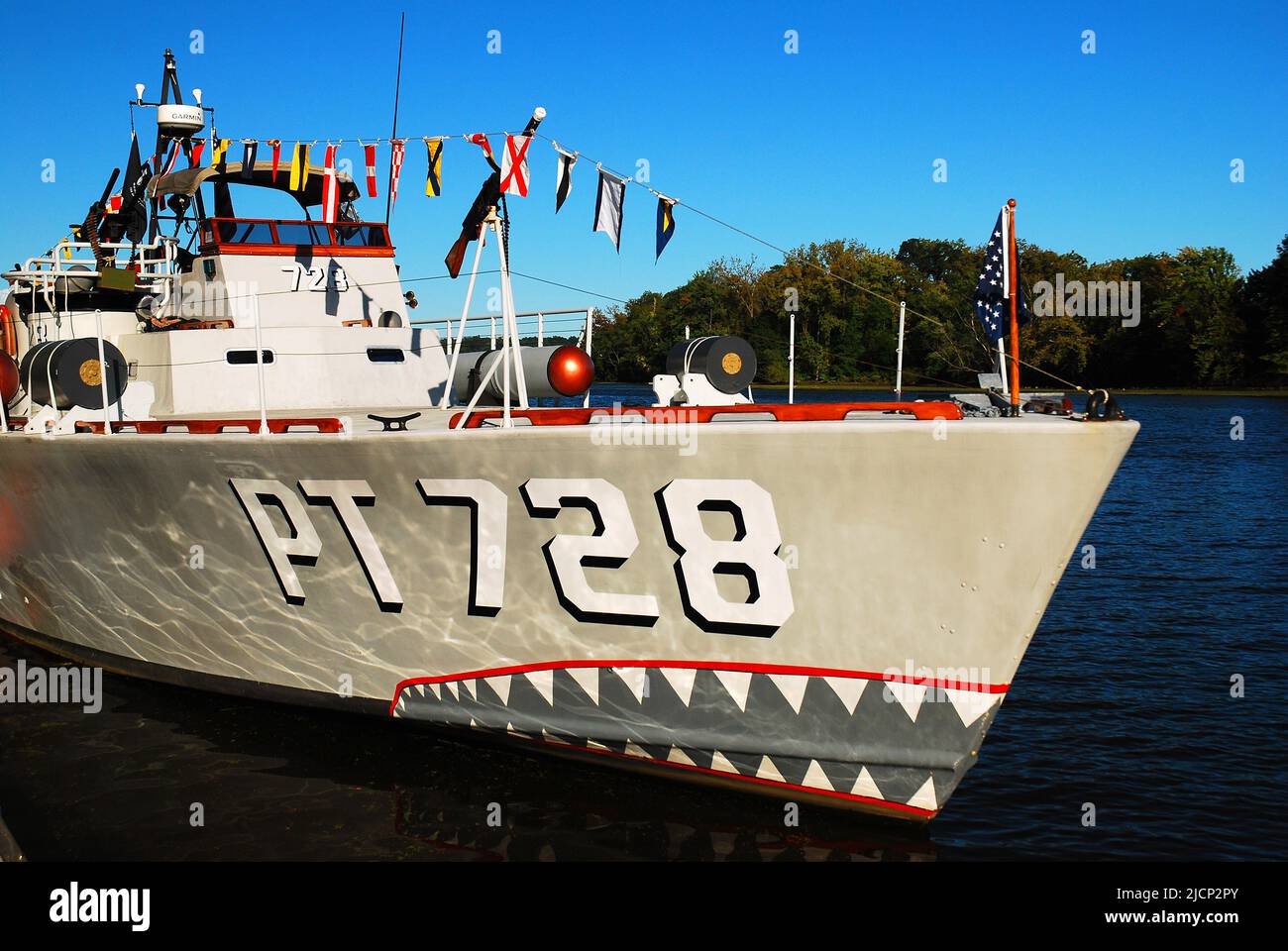 PT 728, eines der letzten noch erhaltenen Boote der United States Navy PT, steht am Wasser in Kingston, New York, auf dem Display Stockfoto